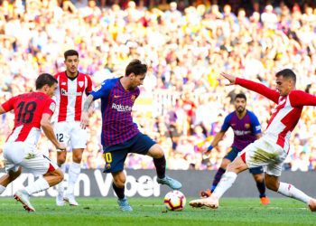 BARCELONA, SPAIN - SEPTEMBER 29:  Lionel Messi of FC Barcelona competes for the ball with Oscar de Marcos (L) and Dani Garcia of Athletic Club during the La Liga match between FC Barcelona and Athletic Club at Camp Nou on September 29, 2018 in Barcelona, Spain.  (Photo by David Ramos/Getty Images)