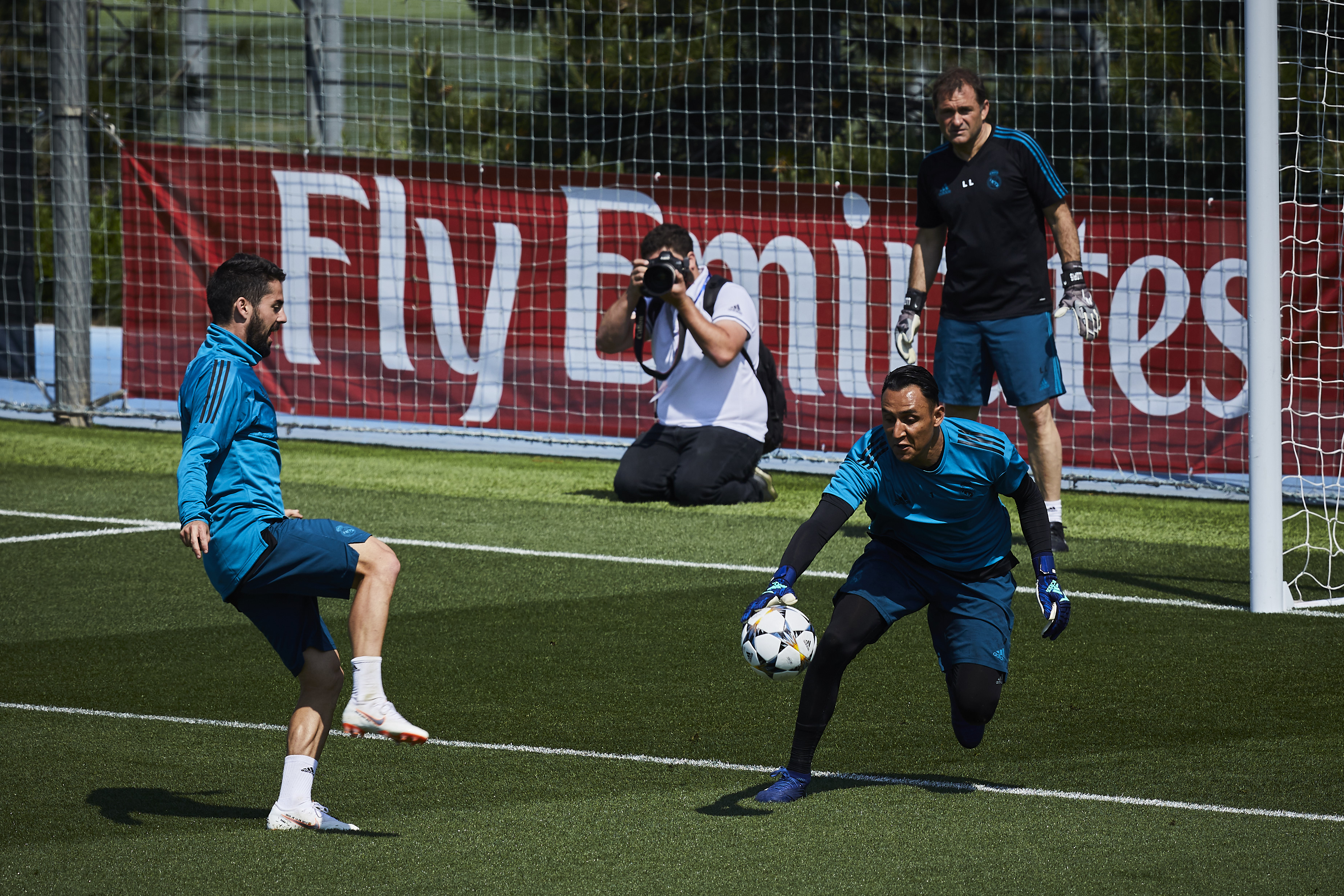 MADRID, SPAIN - MAY 22: Goalkeeper Keylor Navas (R) of Real Madrid CF stops the ball strikes by his teammate Francisco Roman Alarcon alias Isco (L) during a training session held during the Real Madrid UEFA Open Media Day ahead of the UEFA Champions League Final match between Real Madrid and Liverpool at Valdebebas training ground on May 22, 2018 in Madrid, Spain. (Photo by Gonzalo Arroyo Moreno/Getty Images)