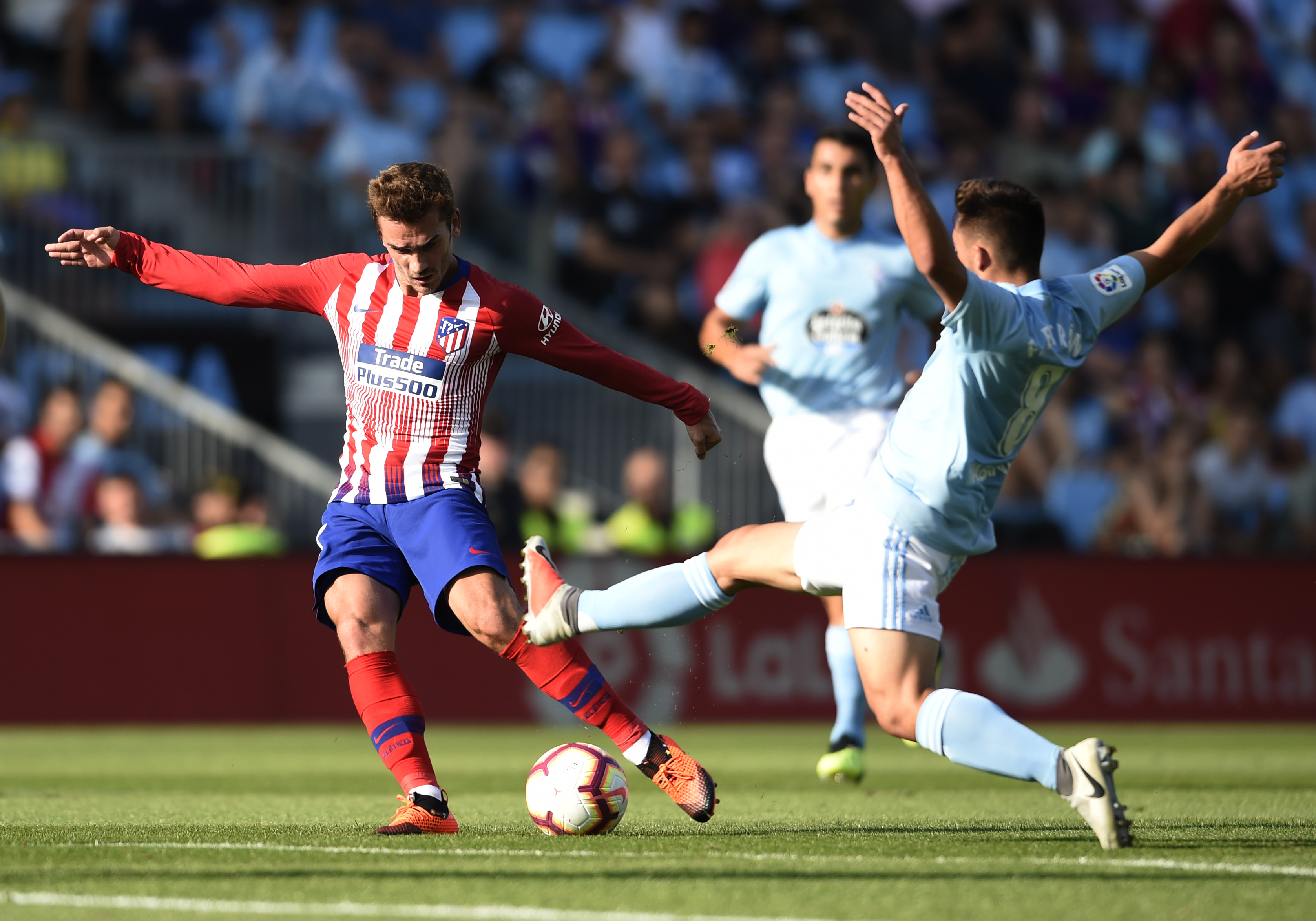 Atletico Madrid's French forward Antoine Griezmann (L) vies with Celta Vigo's Spanish midfielder Fran Beltran during the Spanish league football match between RC Celta de Vigo and Club Atletico de Madrid at the Balaidos stadium in Vigo on September 1, 2018. (Photo by MIGUEL RIOPA / AFP)        (Photo credit should read MIGUEL RIOPA/AFP/Getty Images)