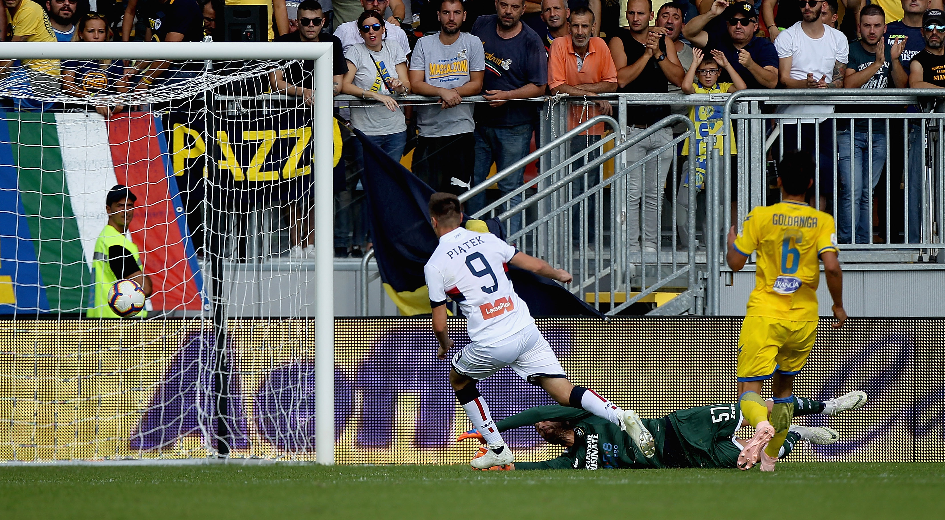 FROSINONE, ITALY - SEPTEMBER 30:  Krzysztof Piatek of Genoa CFC scores the team's second goal during the Serie A match between Frosinone Calcio and Genoa CFC at Stadio Benito Stirpe on September 30, 2018 in Frosinone, Italy.  (Photo by Paolo Bruno/Getty Images)