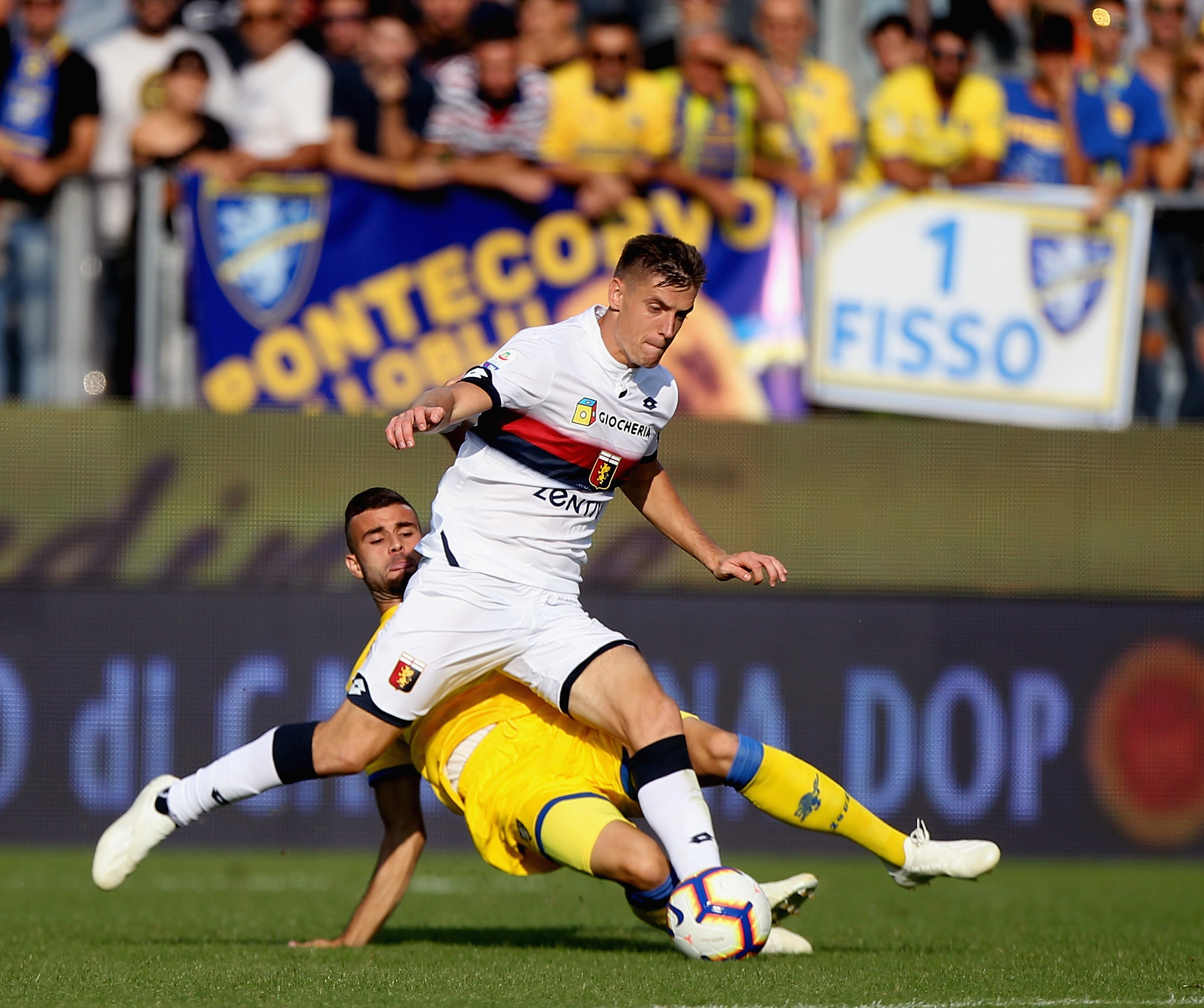 FROSINONE, ITALY - SEPTEMBER 30:  Krzysztof Piatek competes for the ball with Francesco Zampano of Frosinone Calcio during the Serie A match between Frosinone Calcio and Genoa CFC at Stadio Benito Stirpe on September 30, 2018 in Frosinone, Italy.  (Photo by Paolo Bruno/Getty Images)