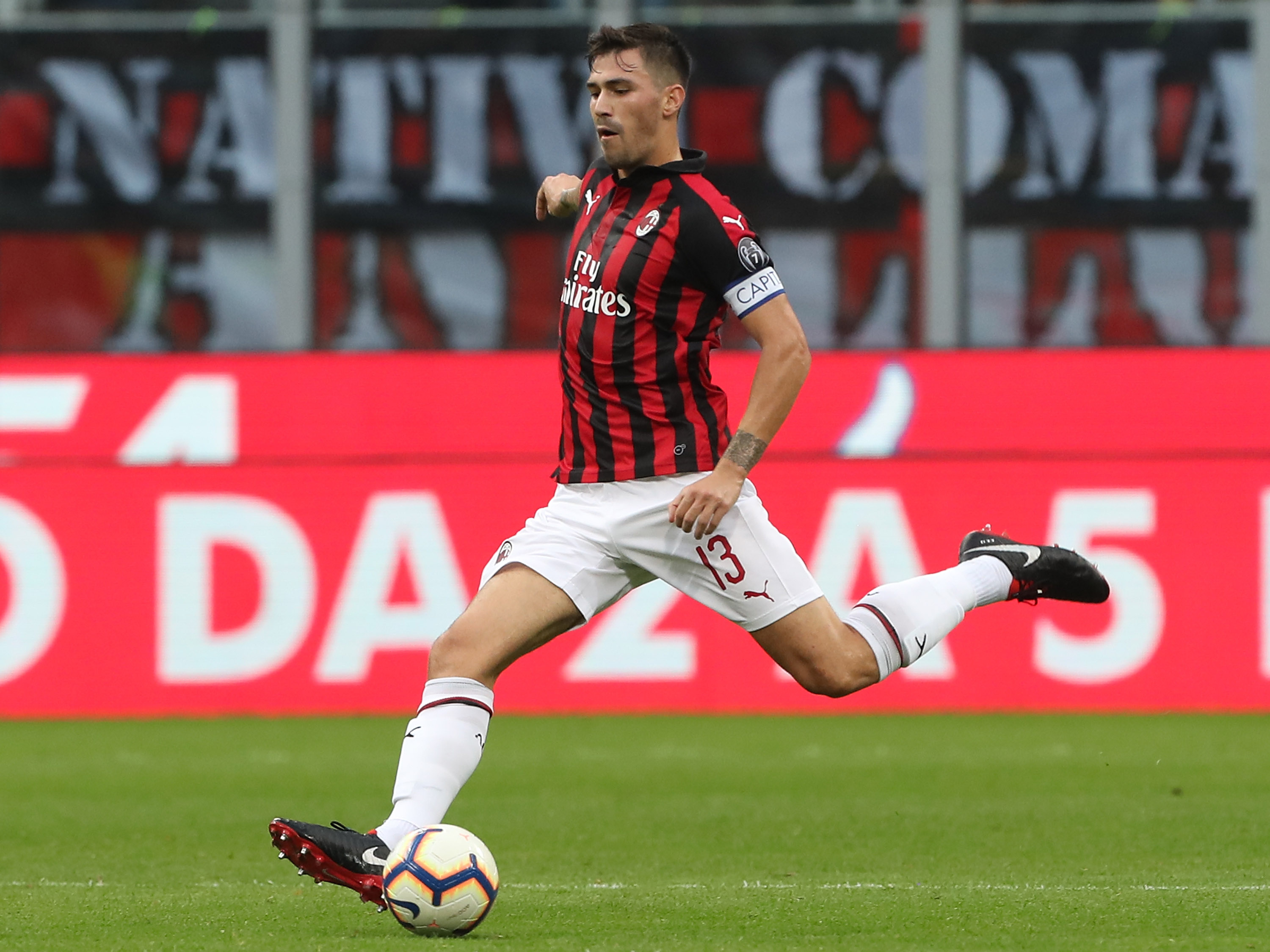 MILAN, ITALY - SEPTEMBER 23:  Alessio Romagnoli of AC Milan in action during the serie A match between AC Milan and Atalanta BC at Stadio Giuseppe Meazza on September 23, 2018 in Milan, Italy.  (Photo by Marco Luzzani/Getty Images)