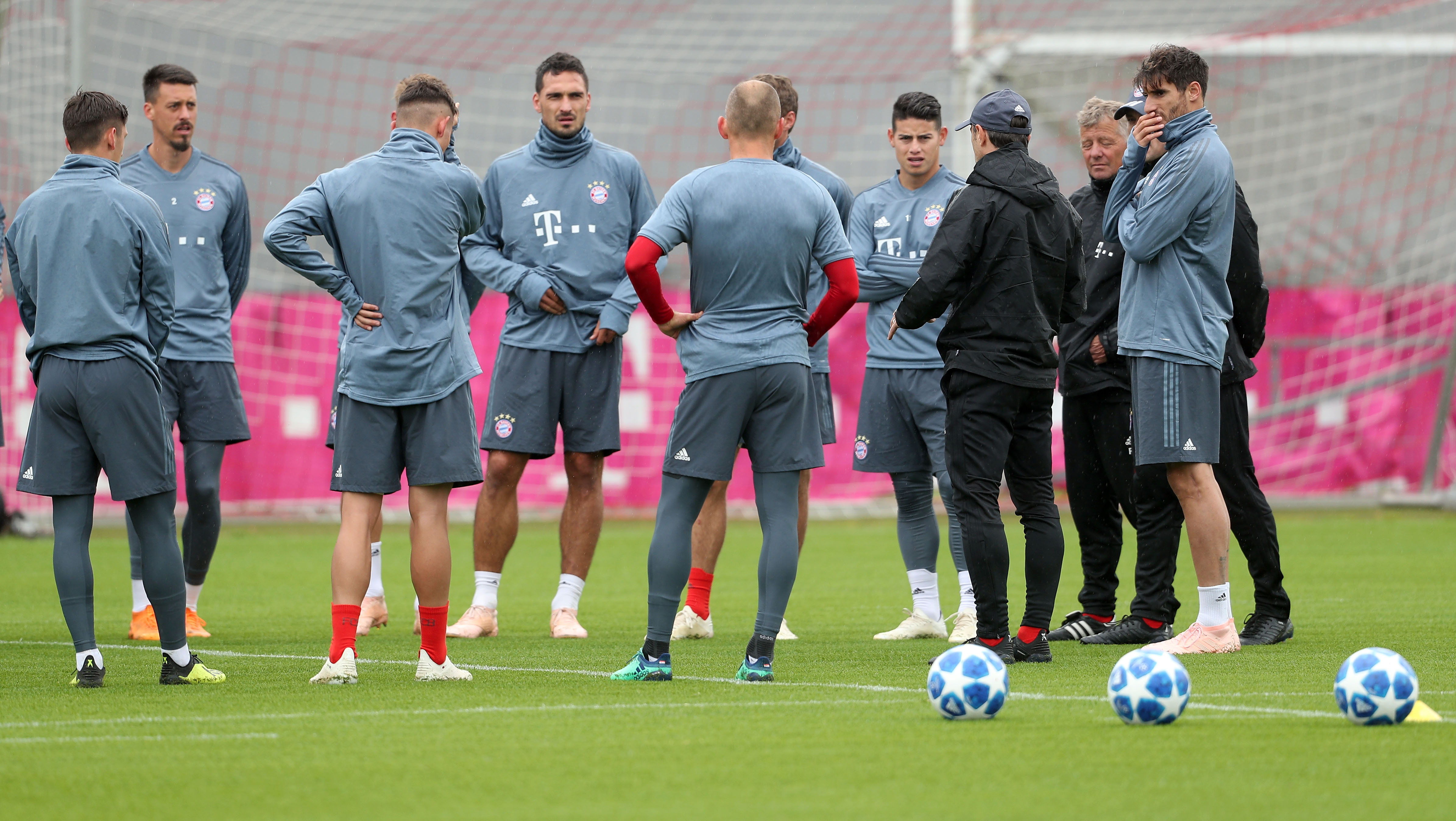 MUNICH, GERMANY - OCTOBER 01: Team coach Niko Kovac (3rdR) of FC Bayern Muenchen speaks to the team during a training session at the club's Saebener Strasse training court on October 1, 2018 in Munich, Germany. FC Bayern Muenchen will play Ajax Amsterdam in the Champions League first round match on Tuesday.  (Photo by Alexandra Beier/Bongarts/Getty Images)