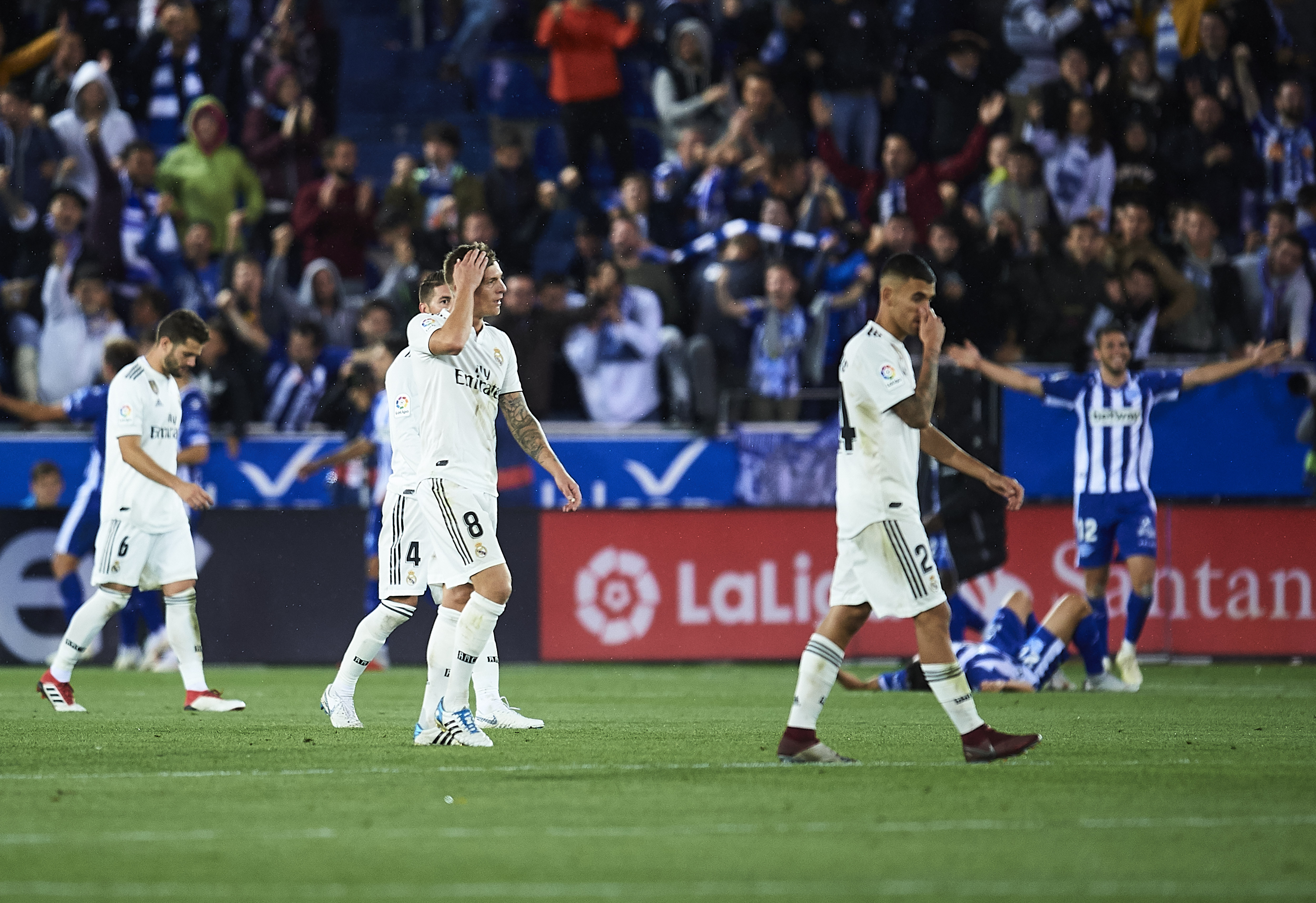 VITORIA-GASTEIZ, SPAIN - OCTOBER 06:  Toni Kroos of Real Madrid CF reacts after loosing against Deportivo Alaves during the La Liga match between Deportivo Alaves and Real Madrid CF at Estadio de Mendizorroza on October 6, 2018 in Vitoria-Gasteiz, Spain.  (Photo by Juan Manuel Serrano Arce/Getty Images)