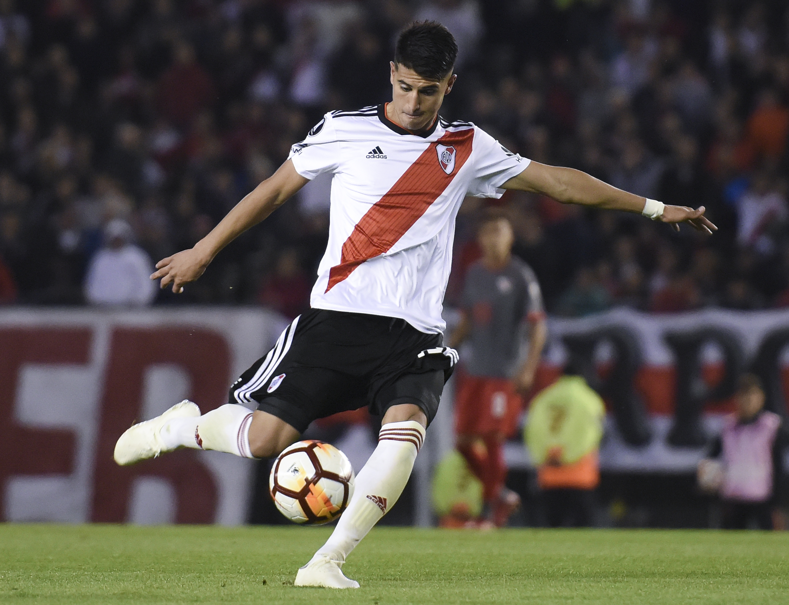 BUENOS AIRES, ARGENTINA - OCTOBER 02: Exequiel Palacios of River Plate drives the ball during a quarter final second leg match of Copa CONMEBOL Libertadores 2018 between River Plate and Independiente at Estadio Monumental Antonio Vespucio Liberti on October 2, 2018 in Buenos Aires, Argentina. (Photo by Marcelo Endelli/Getty Images)