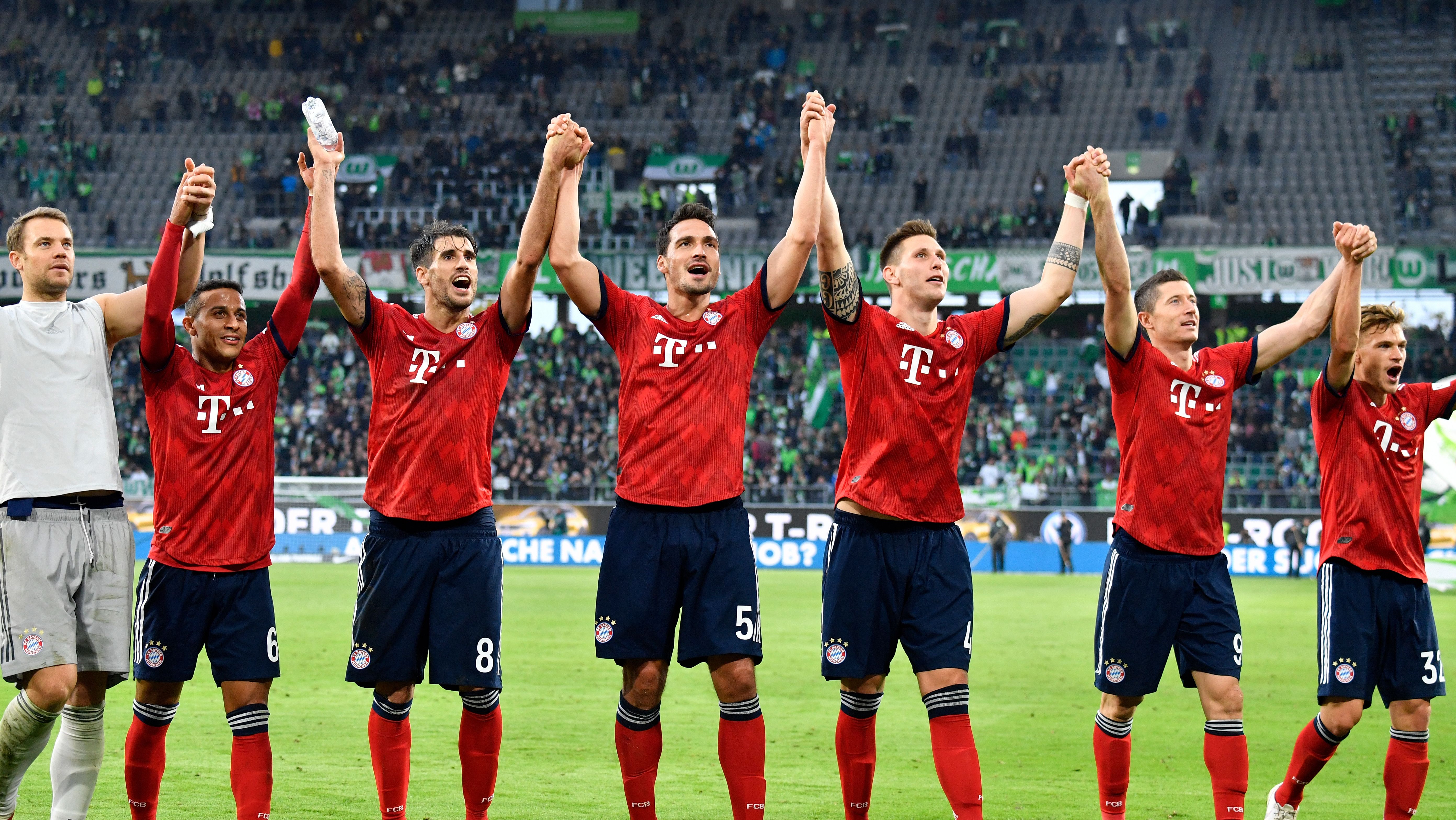 (L-R) Bayern Munich's players German goalkeeper Manuel Neuer,  Spanish midfielder Thiago Alcantara, Spanish midfielder Javier Martinez, German defender Mats Hummels, German defender Niklas Suele, Polish forward Robert Lewandowski and German midfielder Joshua Kimmich celebrate after the German First division Bundesliga football match between VfL Wolfsburg and Bayern Munich, on October 20, 2018 in Wolfsburg. (Photo by John MACDOUGALL / AFP) / DFL REGULATIONS PROHIBIT ANY USE OF PHOTOGRAPHS AS IMAGE SEQUENCES AND/OR QUASI-VIDEO        (Photo credit should read JOHN MACDOUGALL/AFP/Getty Images)