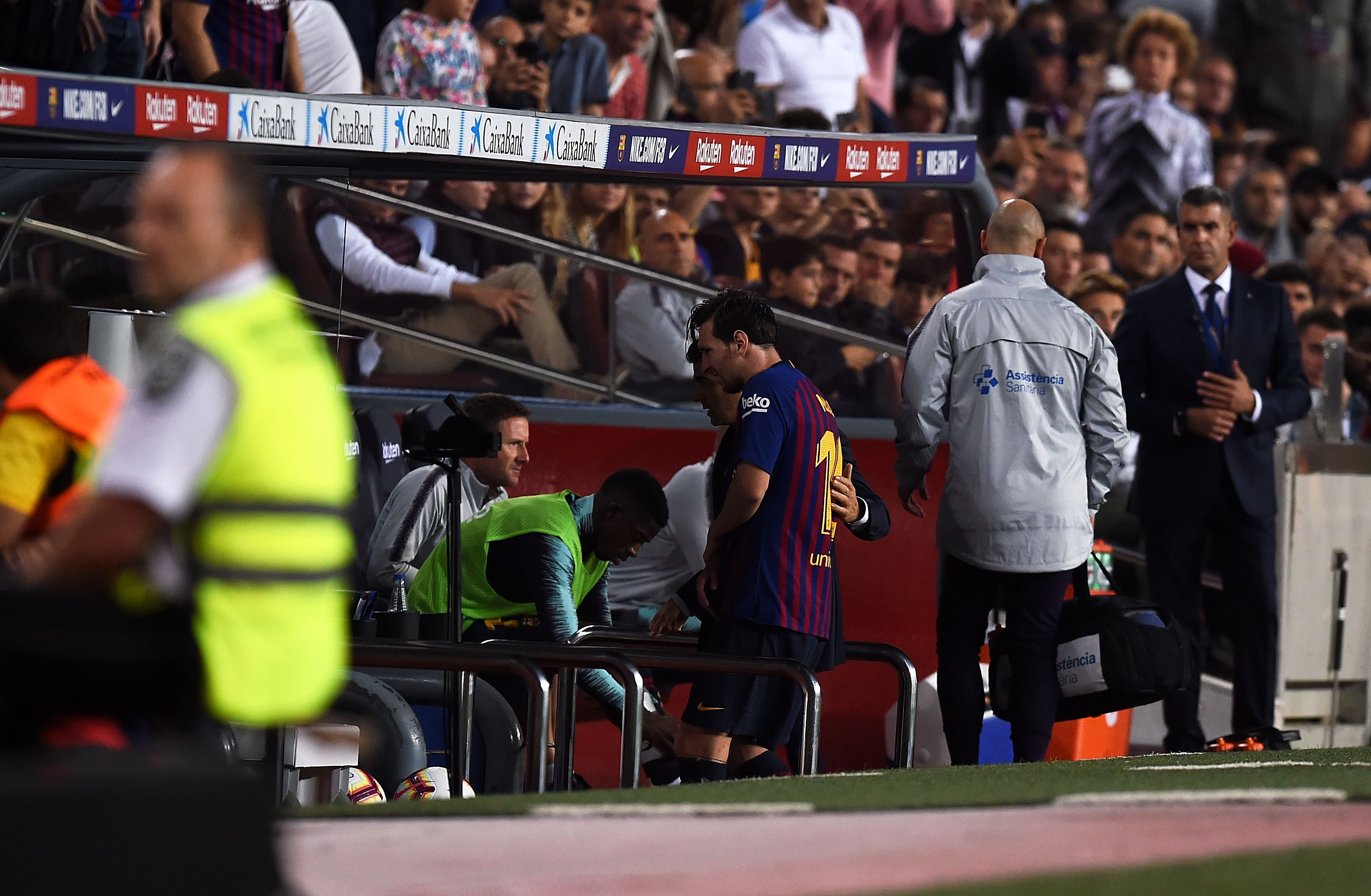 BARCELONA, SPAIN - OCTOBER 20: Lionel Messi of FC Barcelona(C) is substituted through injury and heads down the tunnel during the La Liga match between FC Barcelona and Sevilla FC at Camp Nou on October 20, 2018 in Barcelona, Spain. (Photo by Alex Caparros/Getty Images)