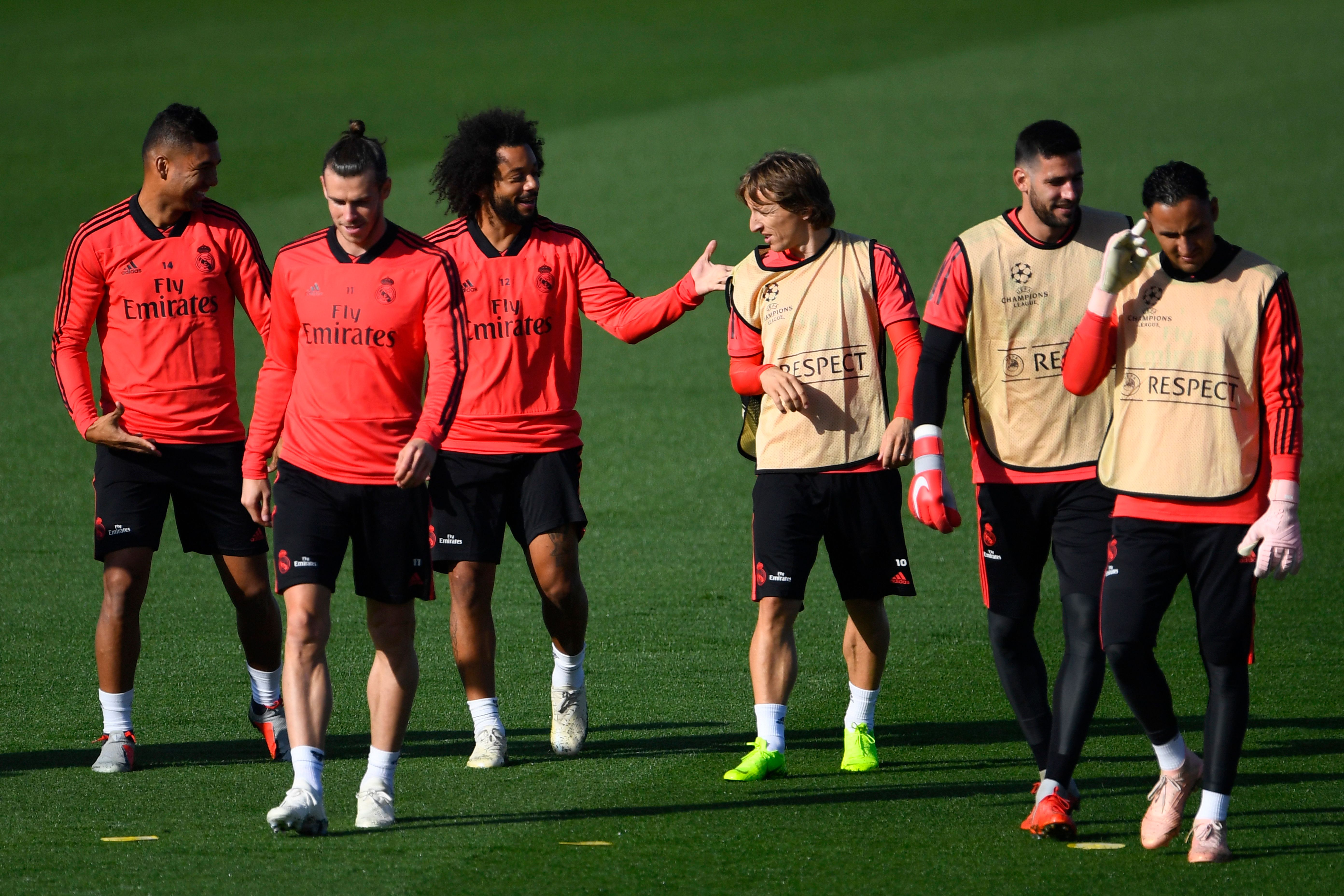 (FromL) Real Madrid's Brazilian midfielder Casemiro, Real Madrid's Welsh forward Gareth Bale, Real Madrid's Brazilian defender Marcelo, Real Madrid's Croatian midfielder Luka Modric, Real Madrid's Spanish goalkeeper Kiko Casilla and Real Madrid's Costa Rican goalkeeper Keylor Navas attend a training session at the Valdebebas training ground in Madrid on October 22, 2018 on the eve of the UEFA Champions' League football match Real Madrid CF against FC Viktoria Plzen. (Photo by GABRIEL BOUYS / AFP)        (Photo credit should read GABRIEL BOUYS/AFP/Getty Images)