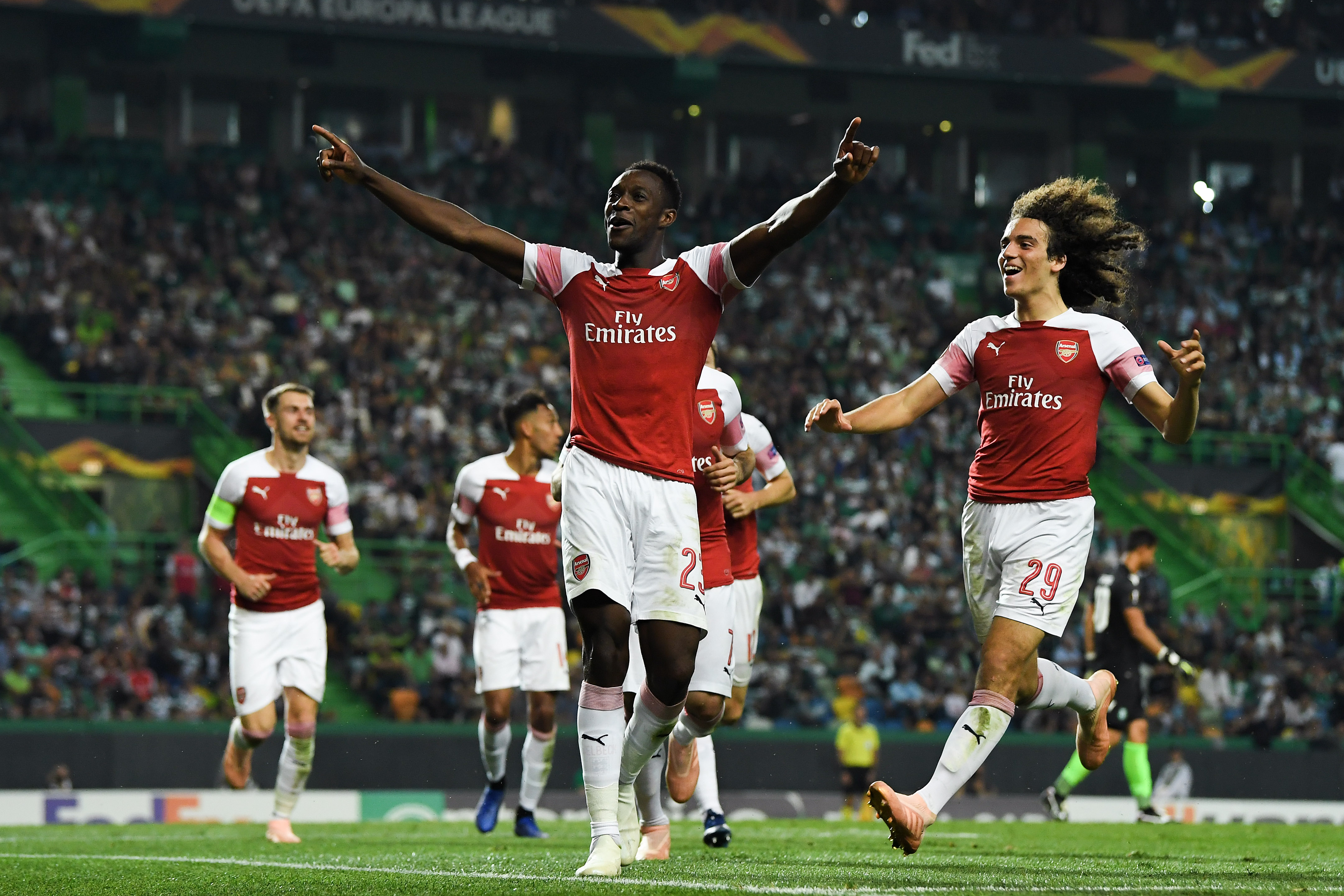 LISBON, PORTUGAL - OCTOBER 25:  Danny Welbeck of Arsenal celebrates with Matteo Guendouzi of Arsenal after scoring his sides first goal during the UEFA Europa League Group E match between Sporting CP and Arsenal at Estadio Jose Alvalade on October 25, 2018 in Lisbon, Portugal.  (Photo by David Ramos/Getty Images)