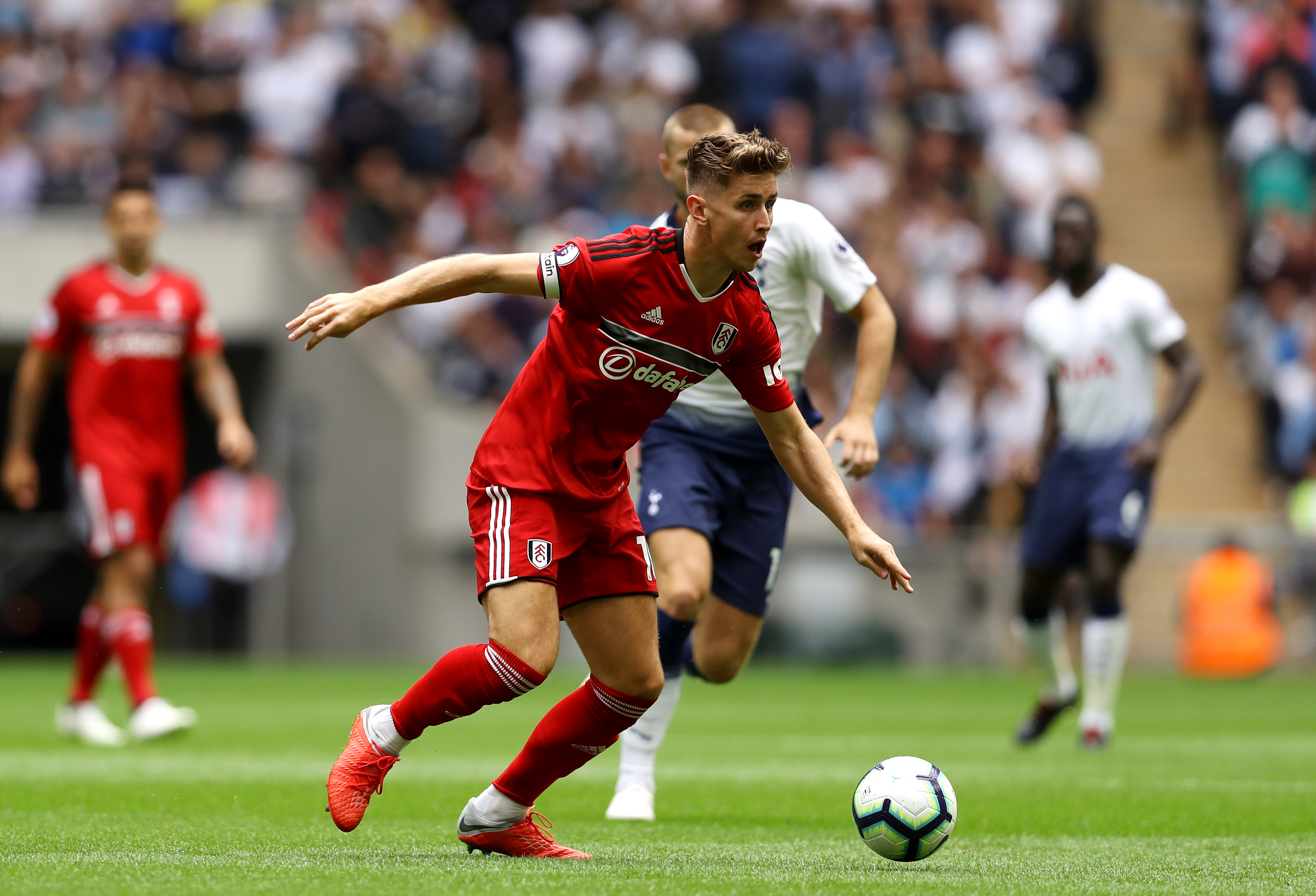 LONDON, ENGLAND - AUGUST 18:  Tom Cairney of Fulham looks to pass the ball during the Premier League match between Tottenham Hotspur and Fulham FC at Wembley Stadium on August 18, 2018 in London, United Kingdom.  (Photo by Dan Istitene/Getty Images)