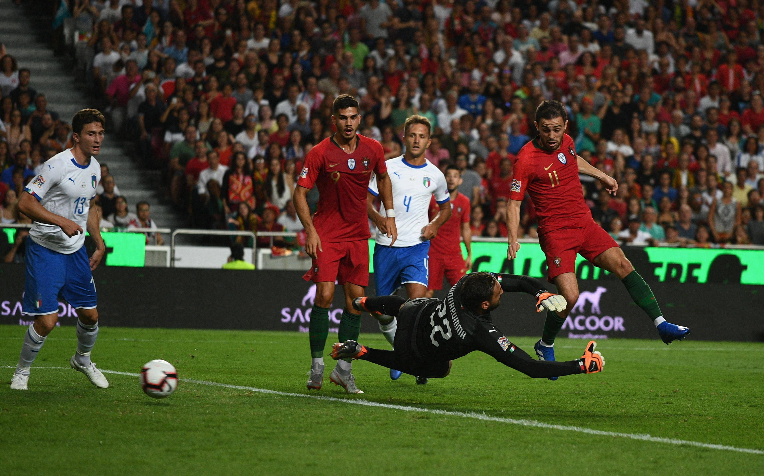 LISBON, PORTUGAL - SEPTEMBER 10:  Gianluigi Donnarumma of Italy in action during the UEFA Nations League A group three match between Portugal and Italy at  on September 10, 2018 in Lisbon, Portugal.  (Photo by Claudio Villa/Getty Images)