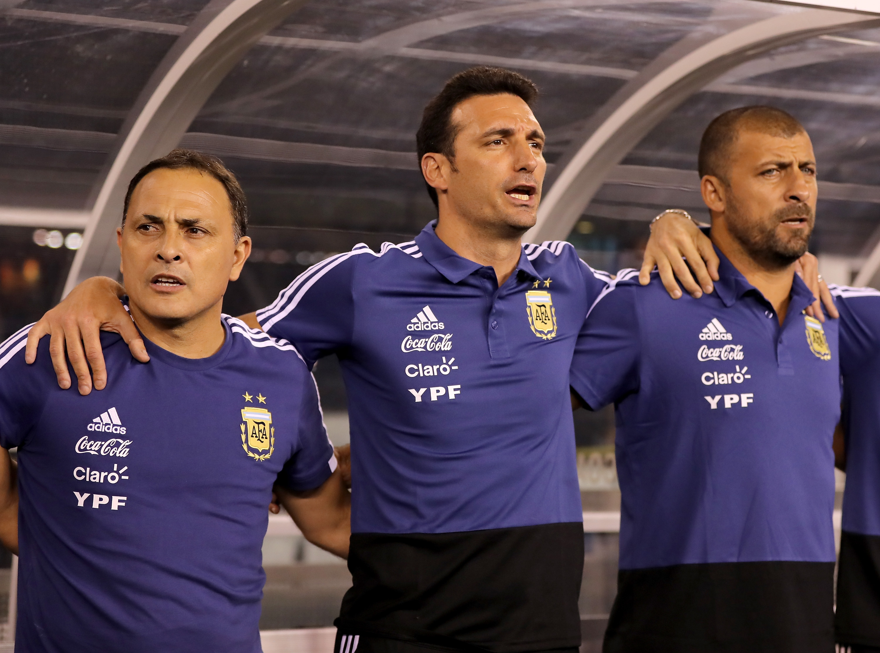 EAST RUTHERFORD, NJ - SEPTEMBER 11:  Head coach Lionel Scaloni of Argentina (center) sings the national anthem before the match against Colombia at MetLife Stadium on September 11, 2018 in East Rutherford, New Jersey.  (Photo by Elsa/Getty Images)