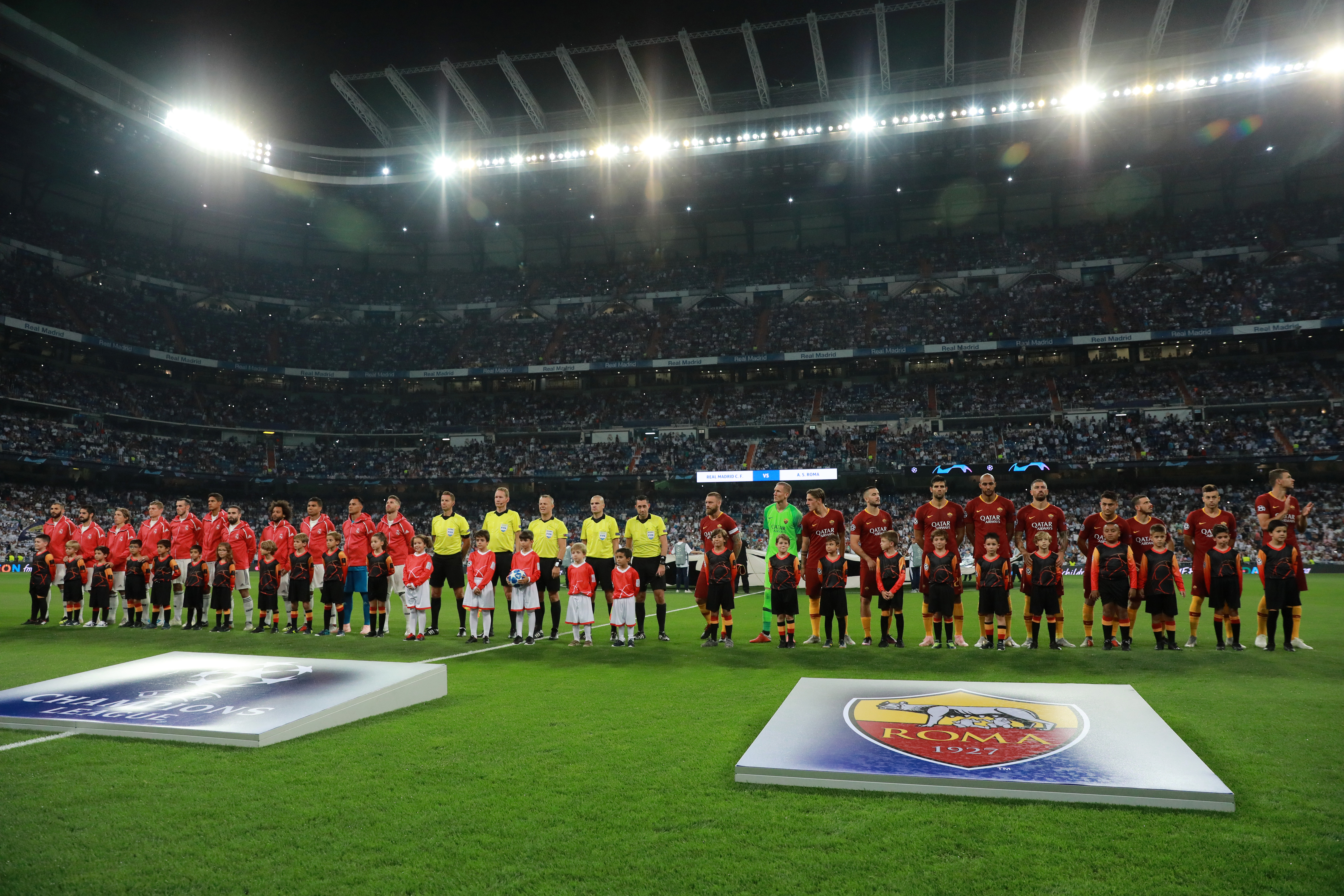 MADRID, SPAIN - SEPTEMBER 19: The two teams line up prior to the Group G match of the UEFA Champions League between Real Madrid  and AS Roma at Bernabeu on September 19, 2018 in Madrid, Spain.  (Photo by Gonzalo Arroyo Moreno/Getty Images)