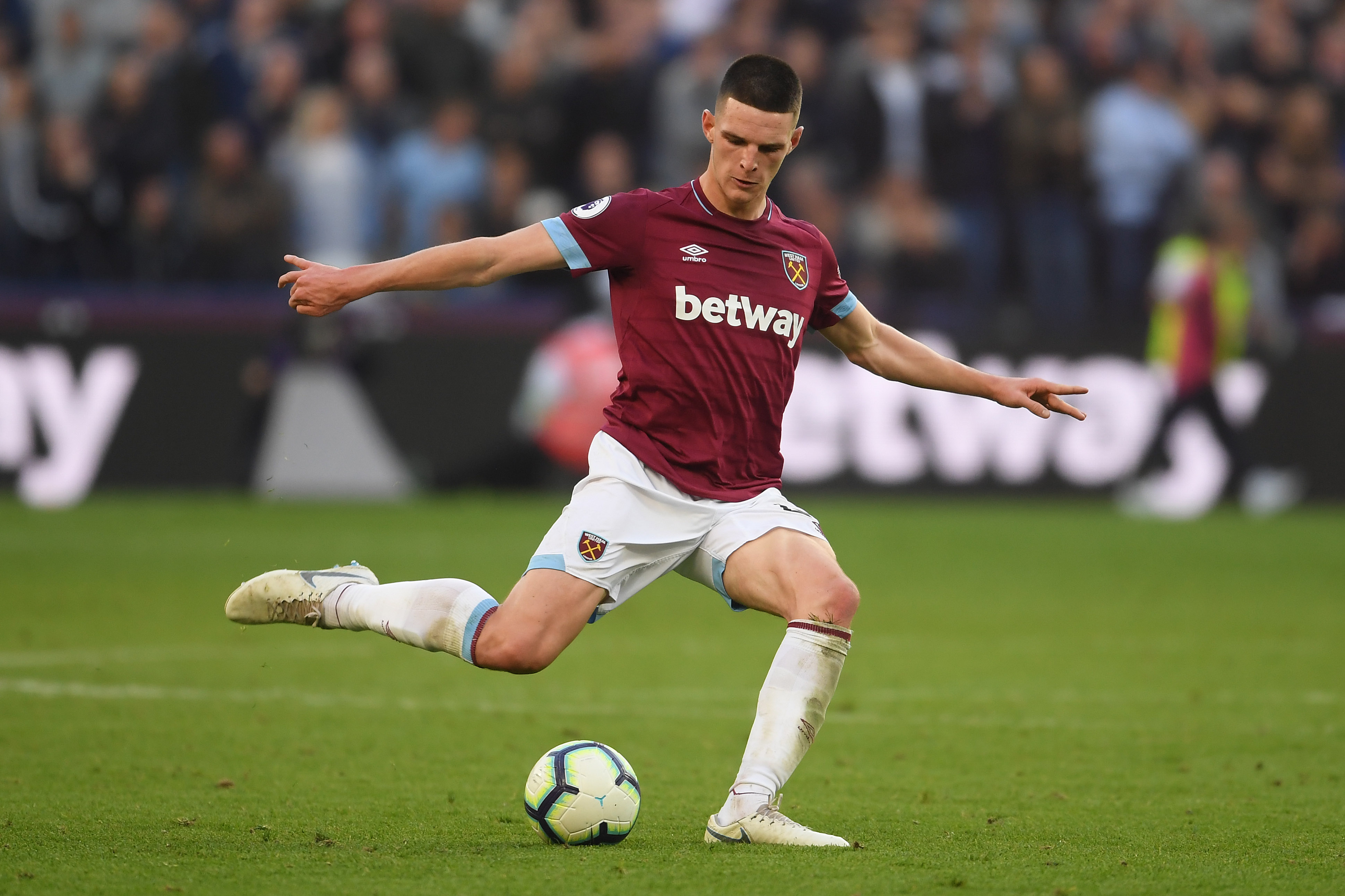 LONDON, ENGLAND - OCTOBER 20:  Declan Rice of West Ham United in action during the Premier League match between West Ham United and Tottenham Hotspur at London Stadium on October 20, 2018 in London, United Kingdom.  (Photo by Mike Hewitt/Getty Images)