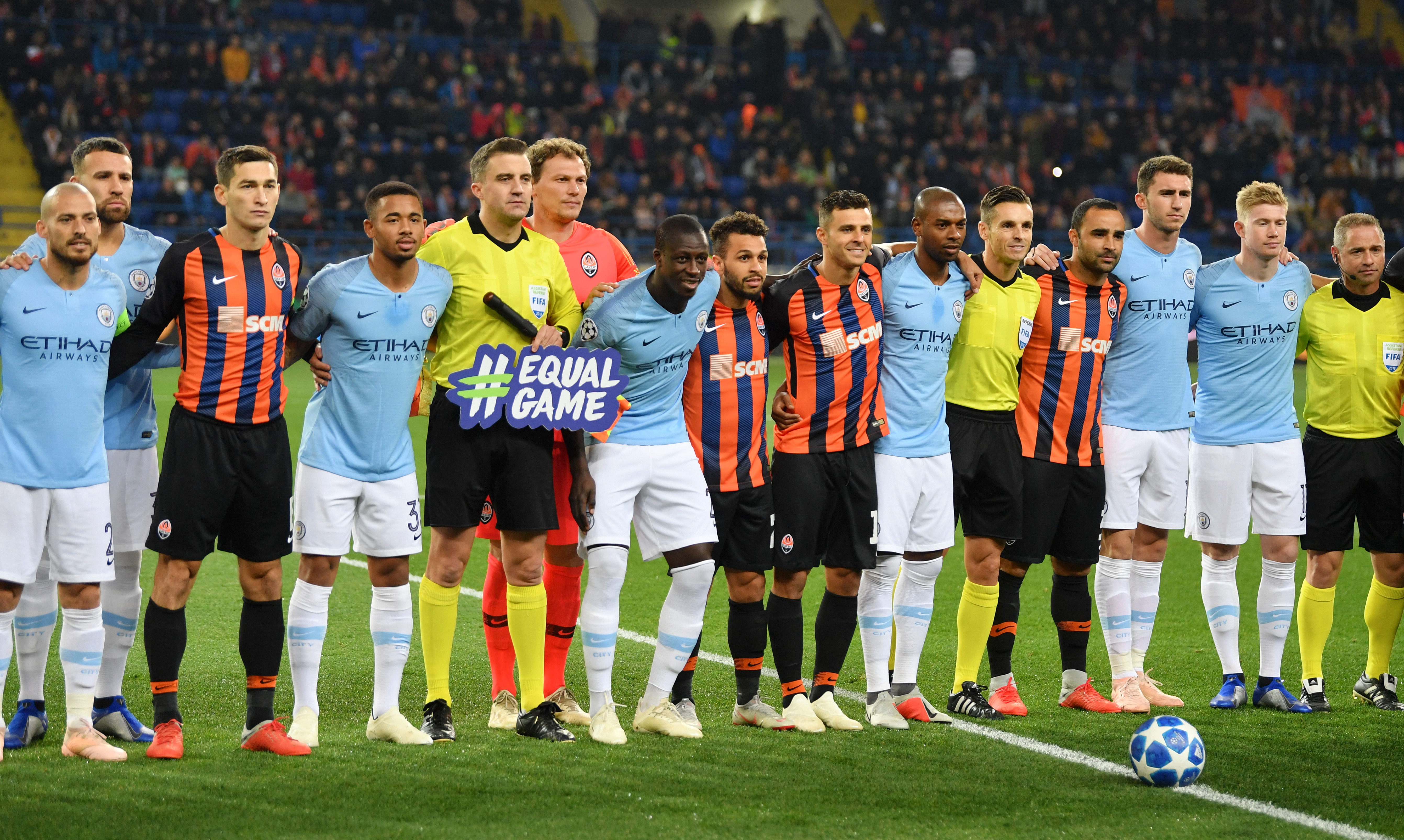 KHARKOV, UKRAINE - OCTOBER 23:  Manchester City and Shakhtar Donetsk players link together prior to the Group F match of the UEFA Champions League between FC Shakhtar Donetsk and Manchester City at Metalist Stadium on October 23, 2018 in Kharkov, Ukraine.  (Photo by Mike Hewitt/Getty Images)
