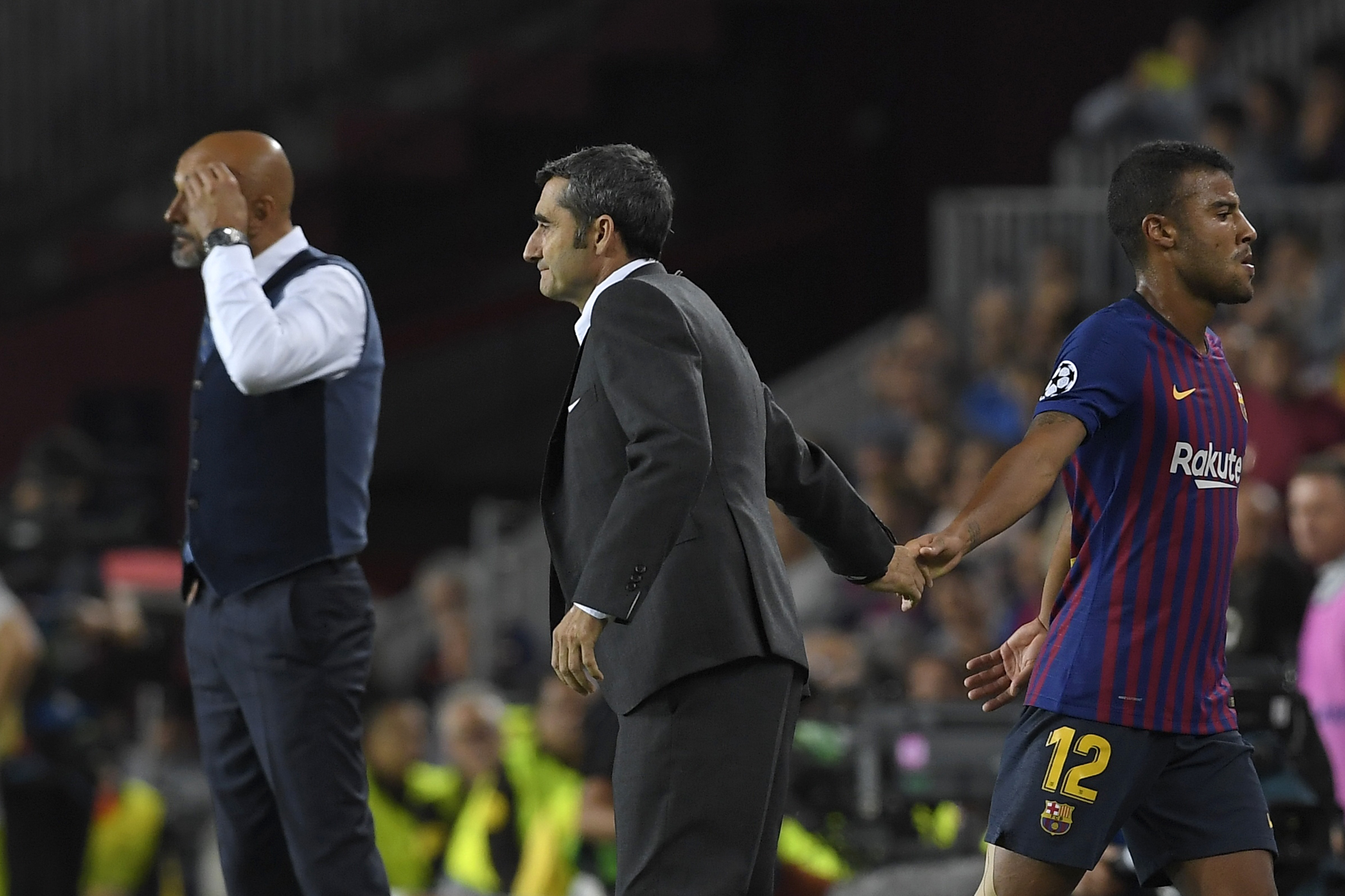 Barcelona's Spanish coach Ernesto Valverde (C) shakes hands with Barcelona's Brazilian midfielder Rafinha (R) next to Inter Milan's Italian coach Luciano Spalletti (L) during the UEFA Champions League group B match Barcelona against Inter Milan at the Camp Nou stadium in Barcelona on October 24, 2018. (Photo by LLUIS GENE / AFP)        (Photo credit should read LLUIS GENE/AFP/Getty Images)