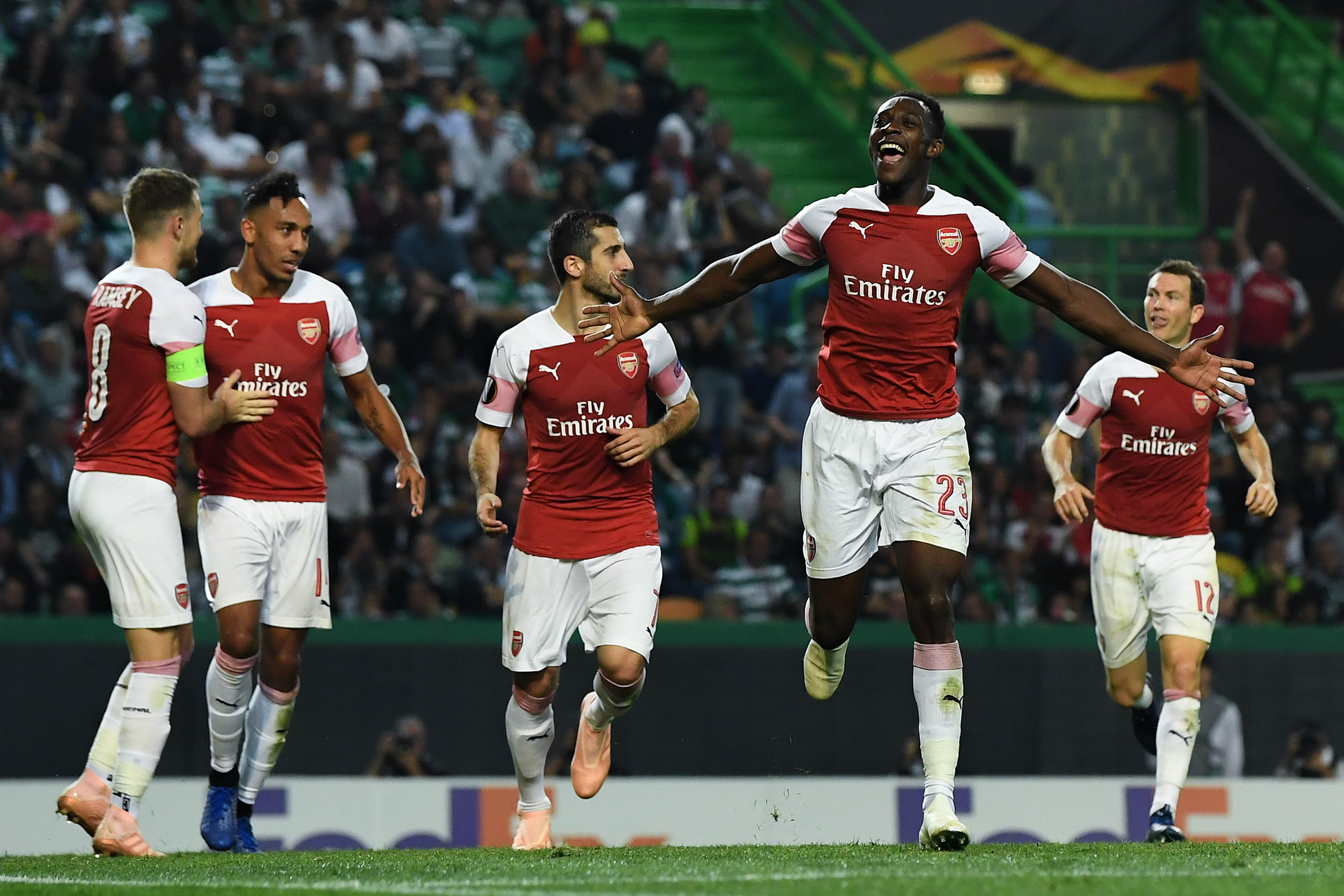 LISBON, PORTUGAL - OCTOBER 25:  Danny Welbeck of Arsenal FC celebrates  after scoring his team's first goalduring the UEFA Europa League Group E match between Sporting CP and Arsenal at Estadio Jose Alvalade on October 25, 2018 in Lisbon, Portugal.  (Photo by David Ramos/Getty Images)