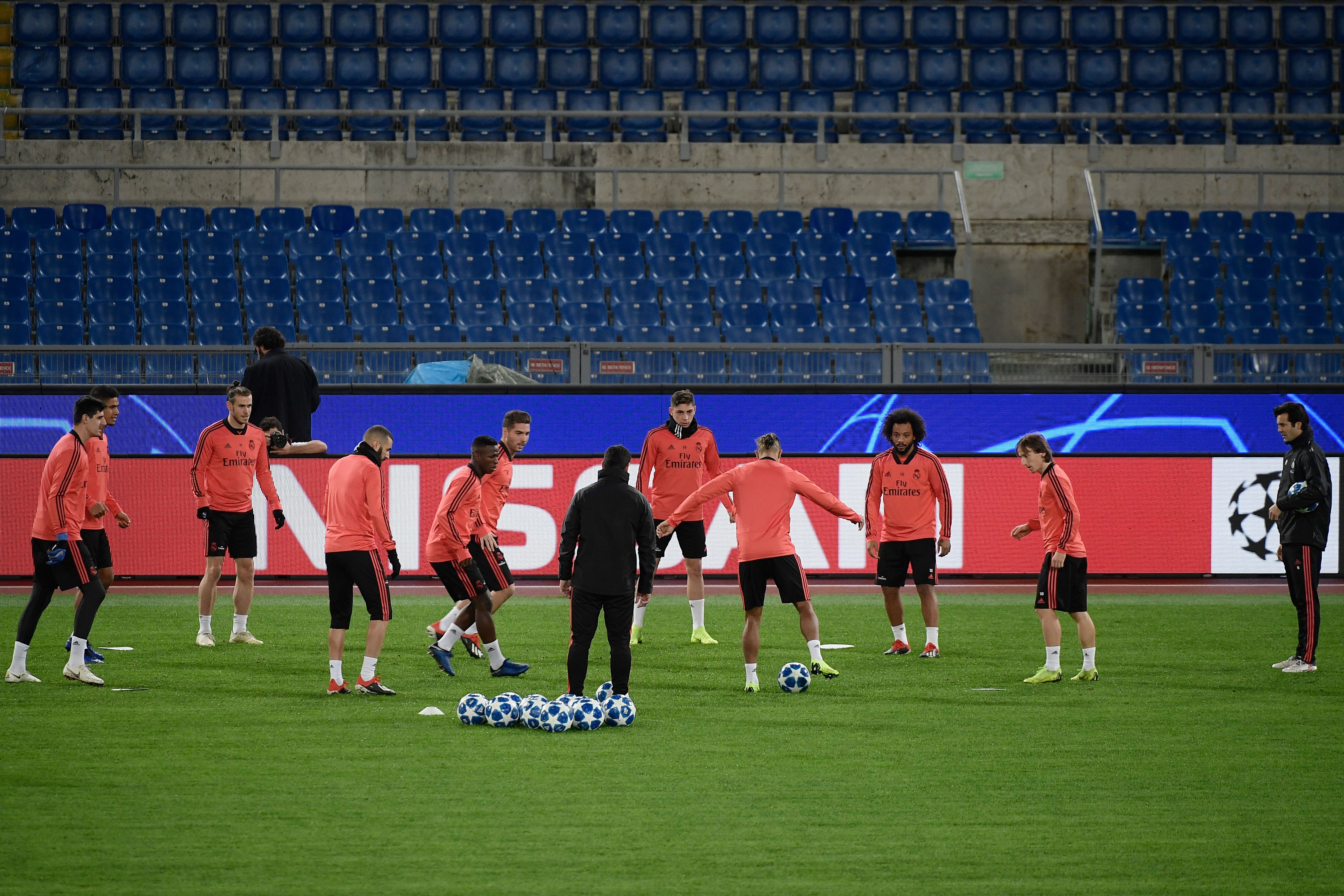 Real Madrid's Argentinian coach Santiago Solari (r) supervises a training session on the eve of the UEFA Champions League group G football match AS Rome vs Real Madrid on November 26, 2018 in Rome. (Photo by Filippo MONTEFORTE / AFP)        (Photo credit should read FILIPPO MONTEFORTE/AFP/Getty Images)