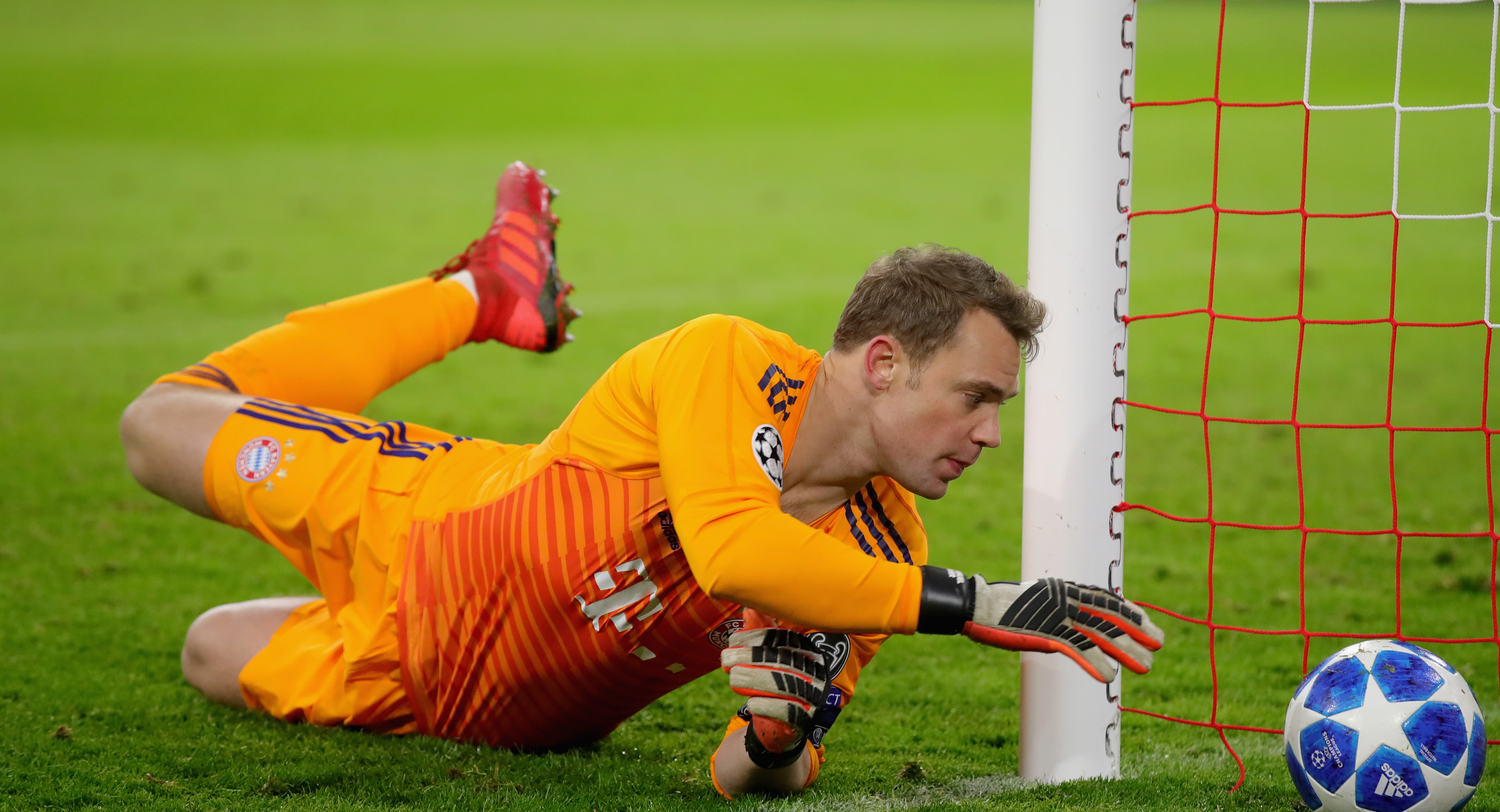 MUNICH, GERMANY - NOVEMBER 27:  Manuel Neuer, keeper of FC Bayern Muenchen safes the ball during the Group E match of the UEFA Champions League between FC Bayern Muenchen and SL Benfica at Allianz Arena on November 27, 2018 in Munich, Germany.  (Photo by Alexander Hassenstein/Bongarts/Getty Images)