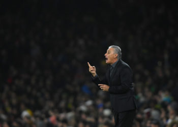 LONDON, ENGLAND - NOVEMBER 16: Brazil coach Tite issues instructions during the International Friendly between Brazil and Uruguay at Emirates Stadium on November 16, 2018 in London, England. (Photo by Mike Hewitt/Getty Images)