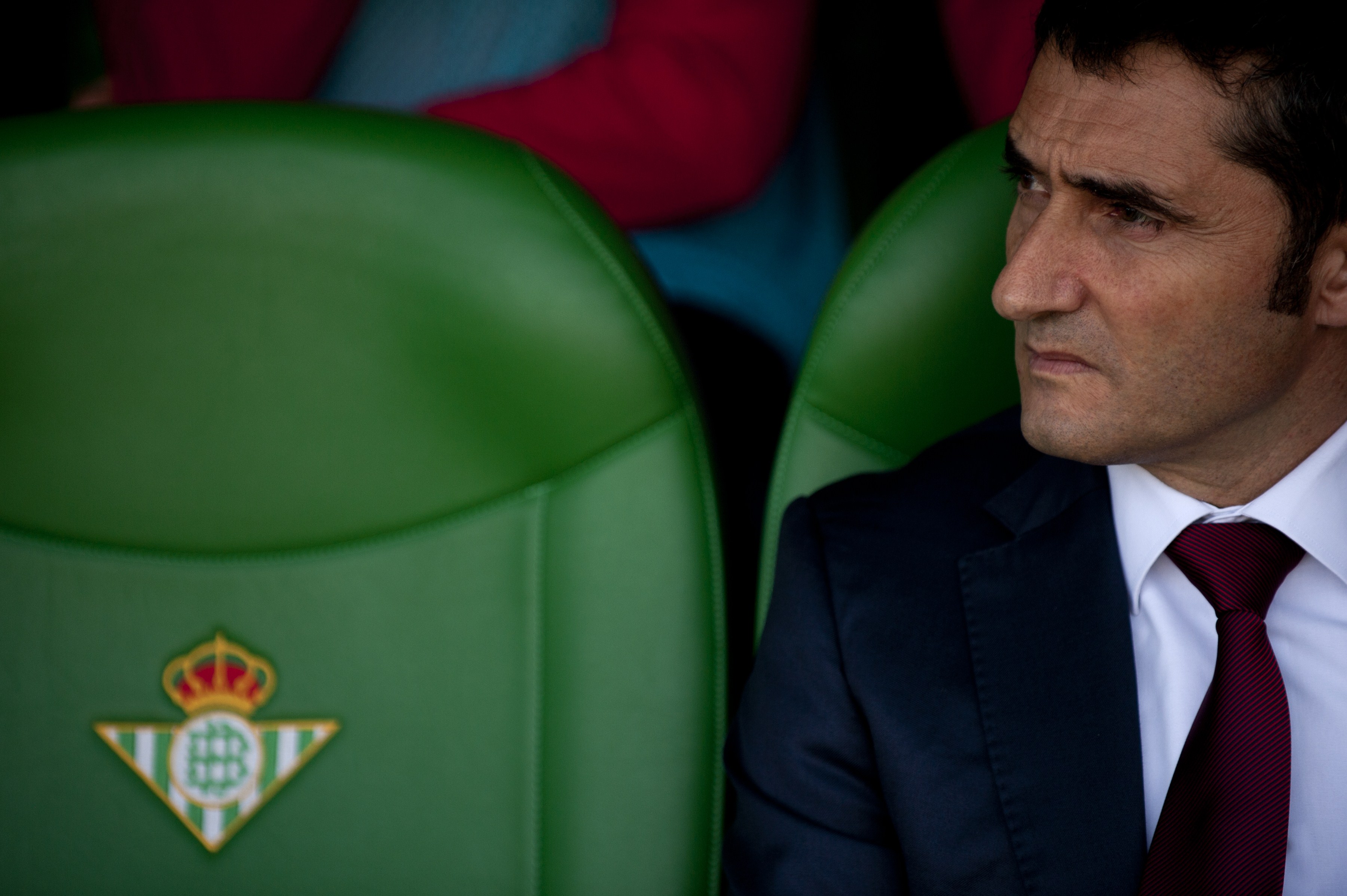 Athletic Bilbao's coach Ernesto Valverde looks on before the Spanish league football match Real Betis Balompie vs Athletic Club Bilbao at the Benito Villamarin stadium in Sevilla on February 23, 2014.  AFP PHOTO / JORGE GUERRERO        (Photo credit should read Jorge Guerrero/AFP/Getty Images)