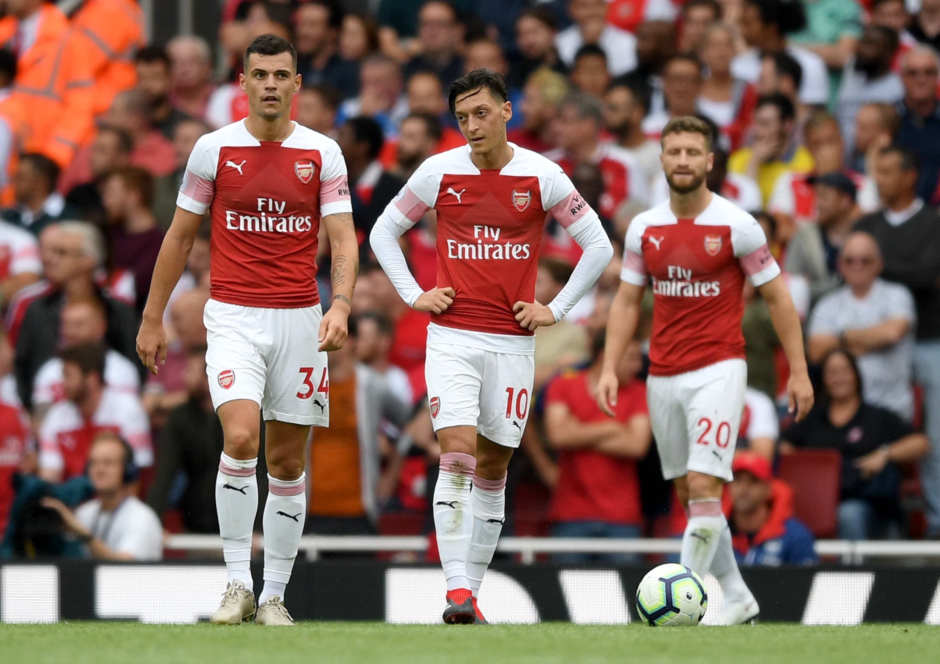 LONDON, ENGLAND - AUGUST 12:  Granit Xhaka of Arsenal and Mesut Ozil of Arsenal look dejected after conceding a second goal during the Premier League match between Arsenal FC and Manchester City at Emirates Stadium on August 12, 2018 in London, United Kingdom.  (Photo by Shaun Botterill/Getty Images)