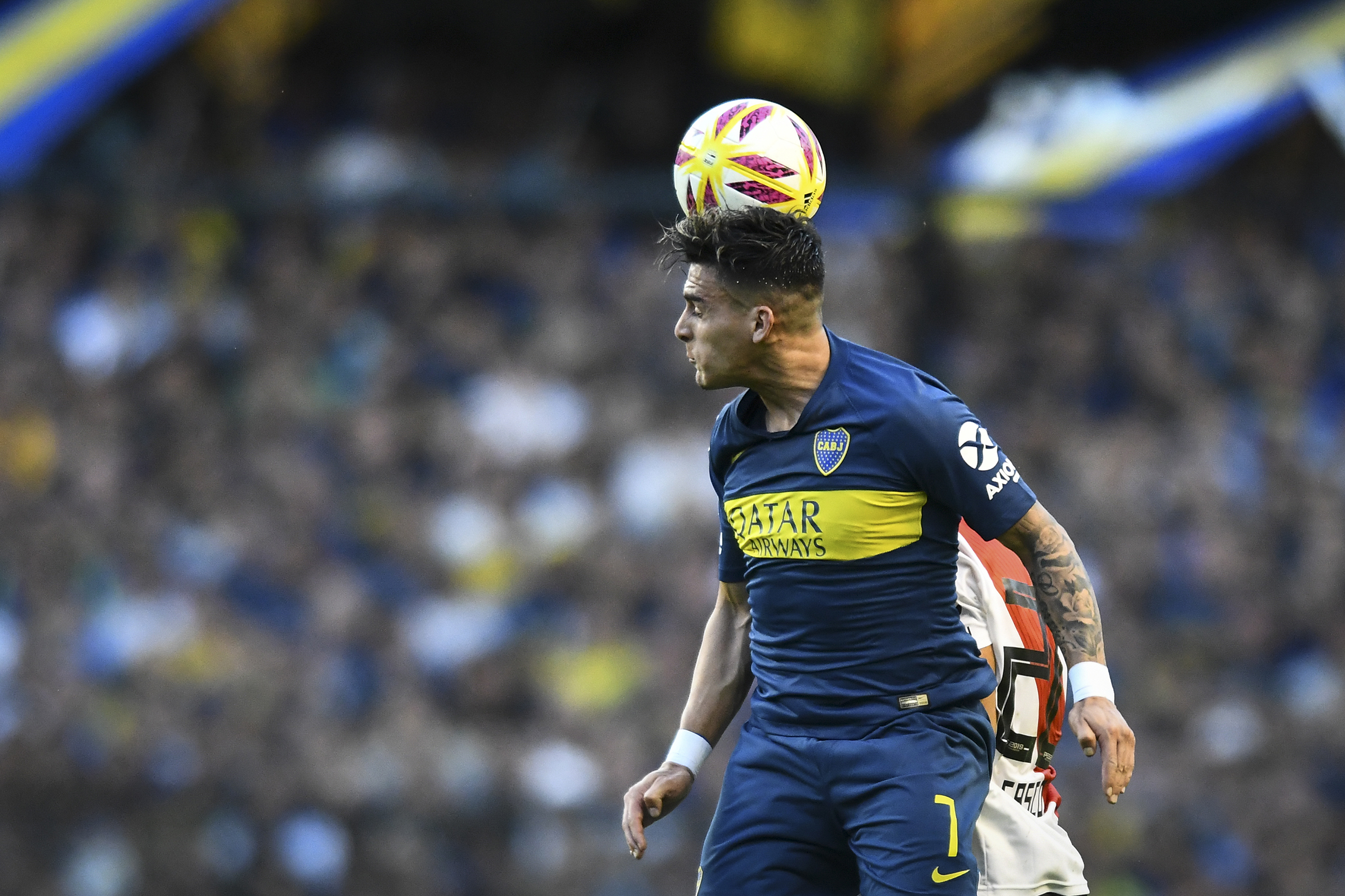 BUENOS AIRES, ARGENTINA - SEPTEMBER 23:  Cristian Pavon of Boca Juniors heads the ball during a match between Boca Juniors and River Plate as part of Superliga 2018/19 at Estadio Alberto J. Armando on September 23, 2018 in Buenos Aires, Argentina. (Photo by Amilcar Orfali/Getty Images)