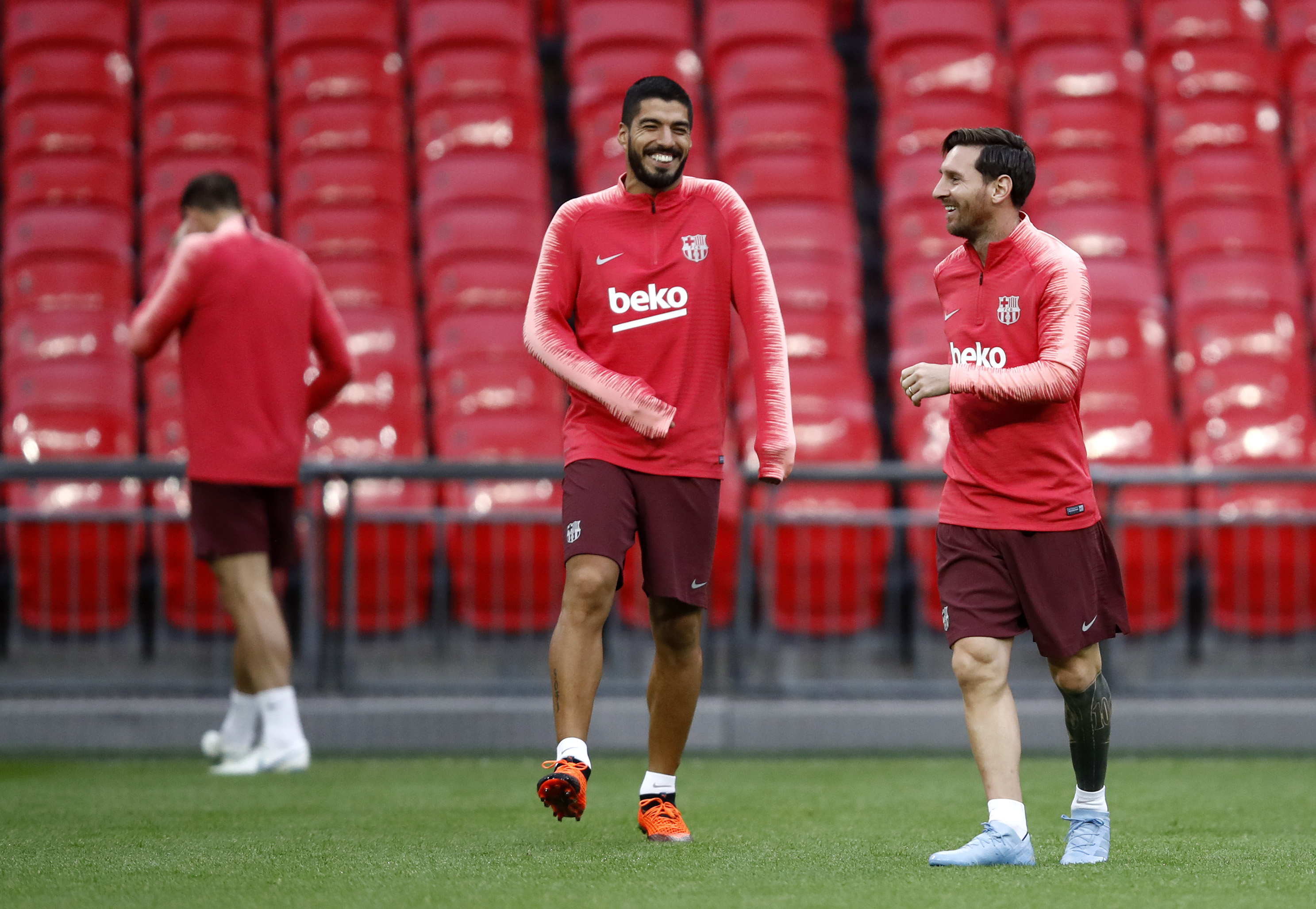 LONDON, ENGLAND - OCTOBER 02:  Luis Suarez of Barcelona speaks with Lionel Messi of Barcelona during a training session prior to the UEFA Champions League Group B match between Tottenham Hotspur and Barcelona at Wembley Stadium on October 2, 2018 in London, England.  (Photo by Julian Finney/Getty Images)