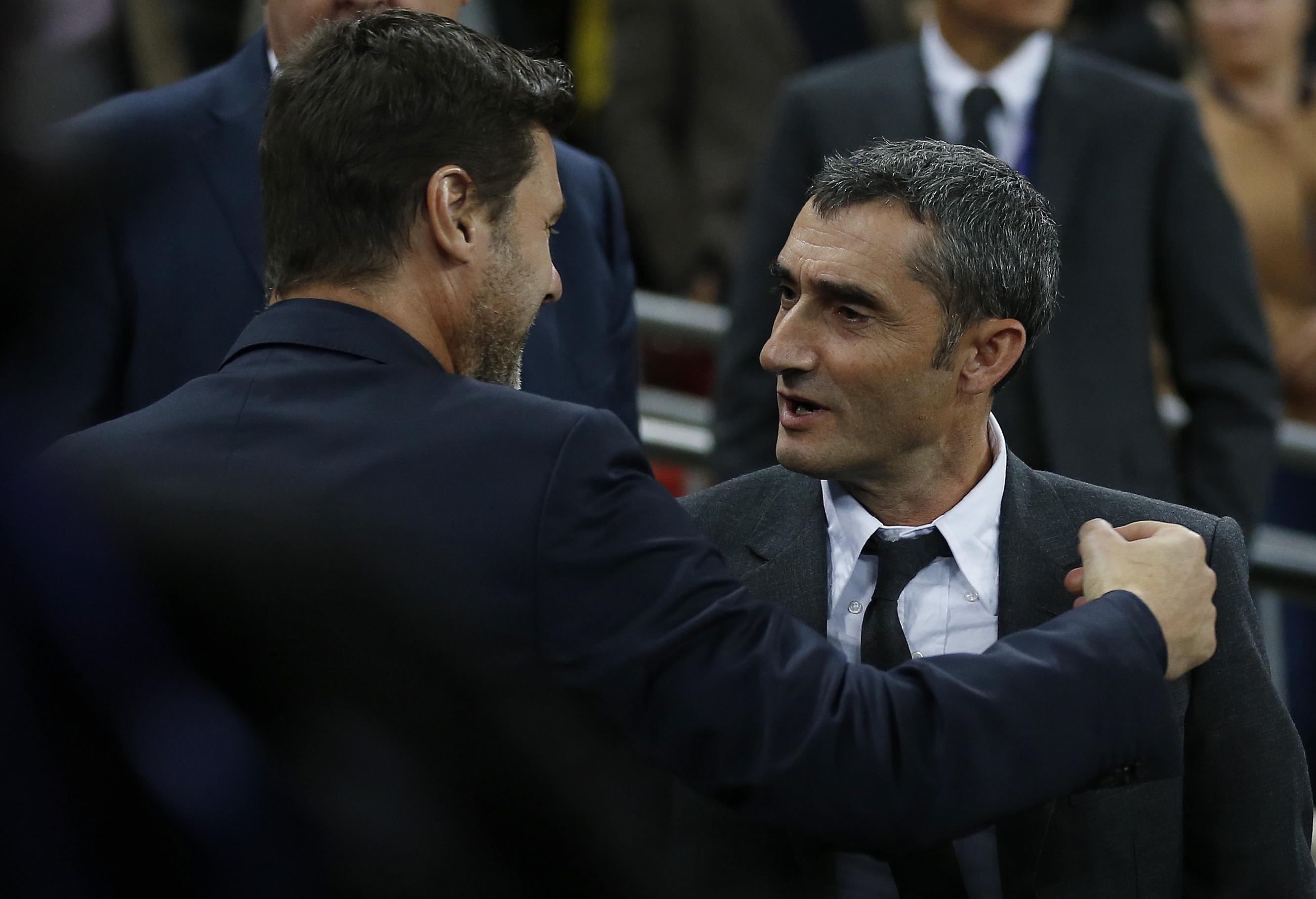 Tottenham Hotspur's Argentinian head coach Mauricio Pochettino (L) greets Barcelona's Spanish coach Ernesto Valverde ahead of the Champions League group B football match match between Tottenham Hotspur and Barcelona at Wembley Stadium in London, on October 3, 2018. (Photo by Ian KINGTON / IKIMAGES / AFP)        (Photo credit should read IAN KINGTON/AFP/Getty Images)