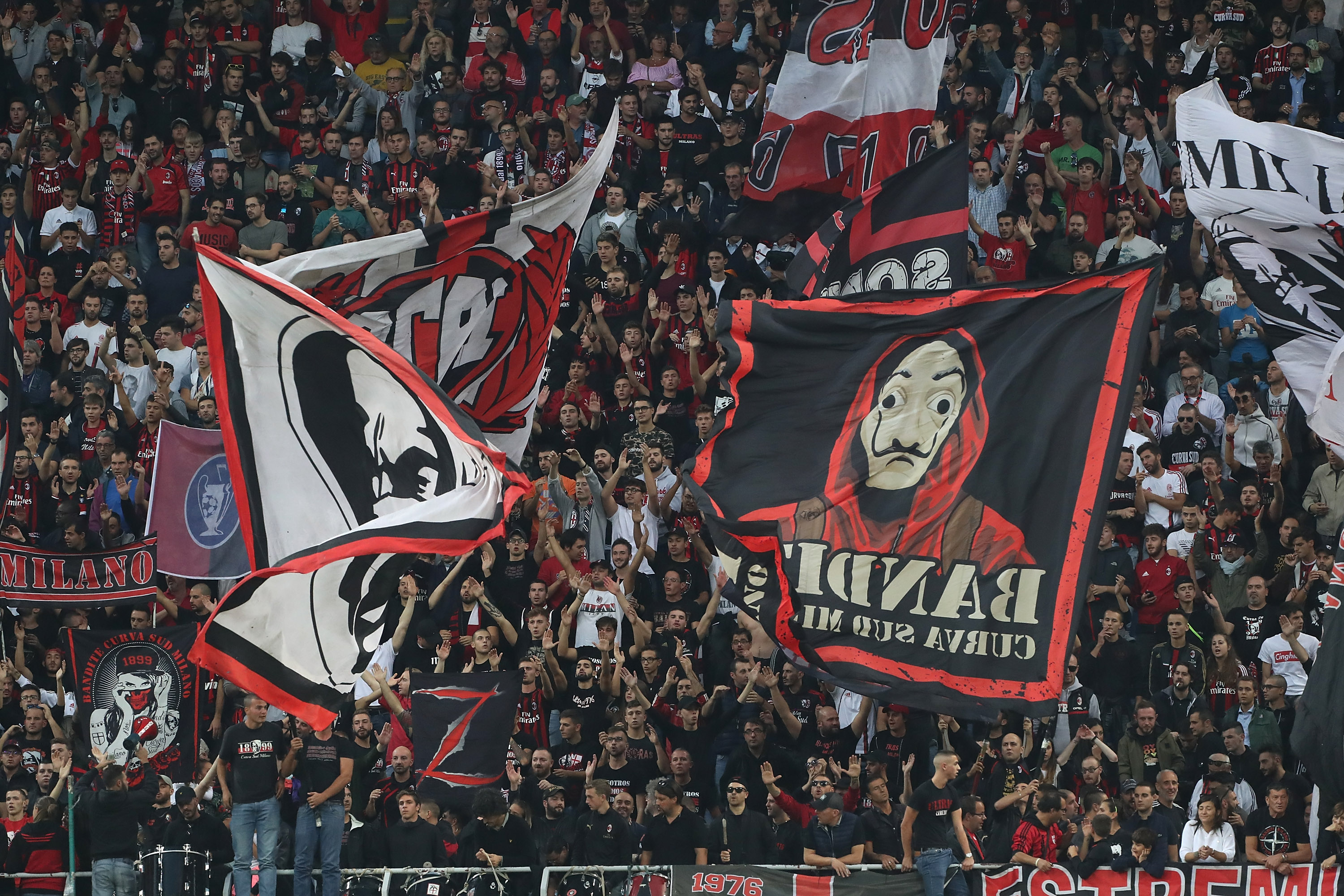 MILAN, ITALY - OCTOBER 04:  The AC Milan fans show their support during the UEFA Europa League Group F match between AC Milan and Olympiacos at Stadio Giuseppe Meazza on October 4, 2018 in Milan, Italy.  (Photo by Marco Luzzani/Getty Images)