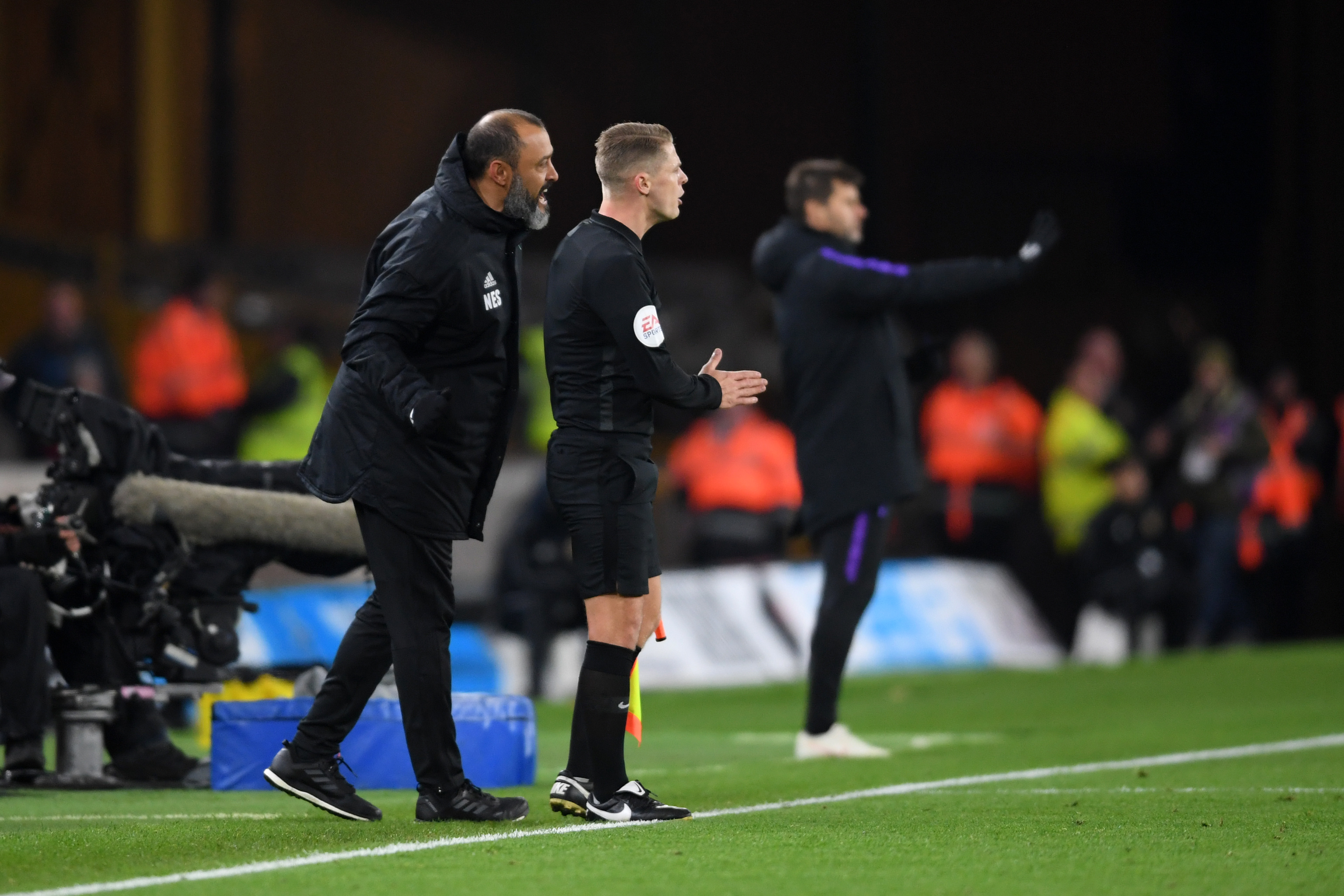 WOLVERHAMPTON, ENGLAND - NOVEMBER 03:  Nuno Espirito Santo, Manager of Wolverhampton Wanderers speaks to the linesman during the Premier League match between Wolverhampton Wanderers and Tottenham Hotspur at Molineux on November 3, 2018 in Wolverhampton, United Kingdom.  (Photo by Ross Kinnaird/Getty Images)