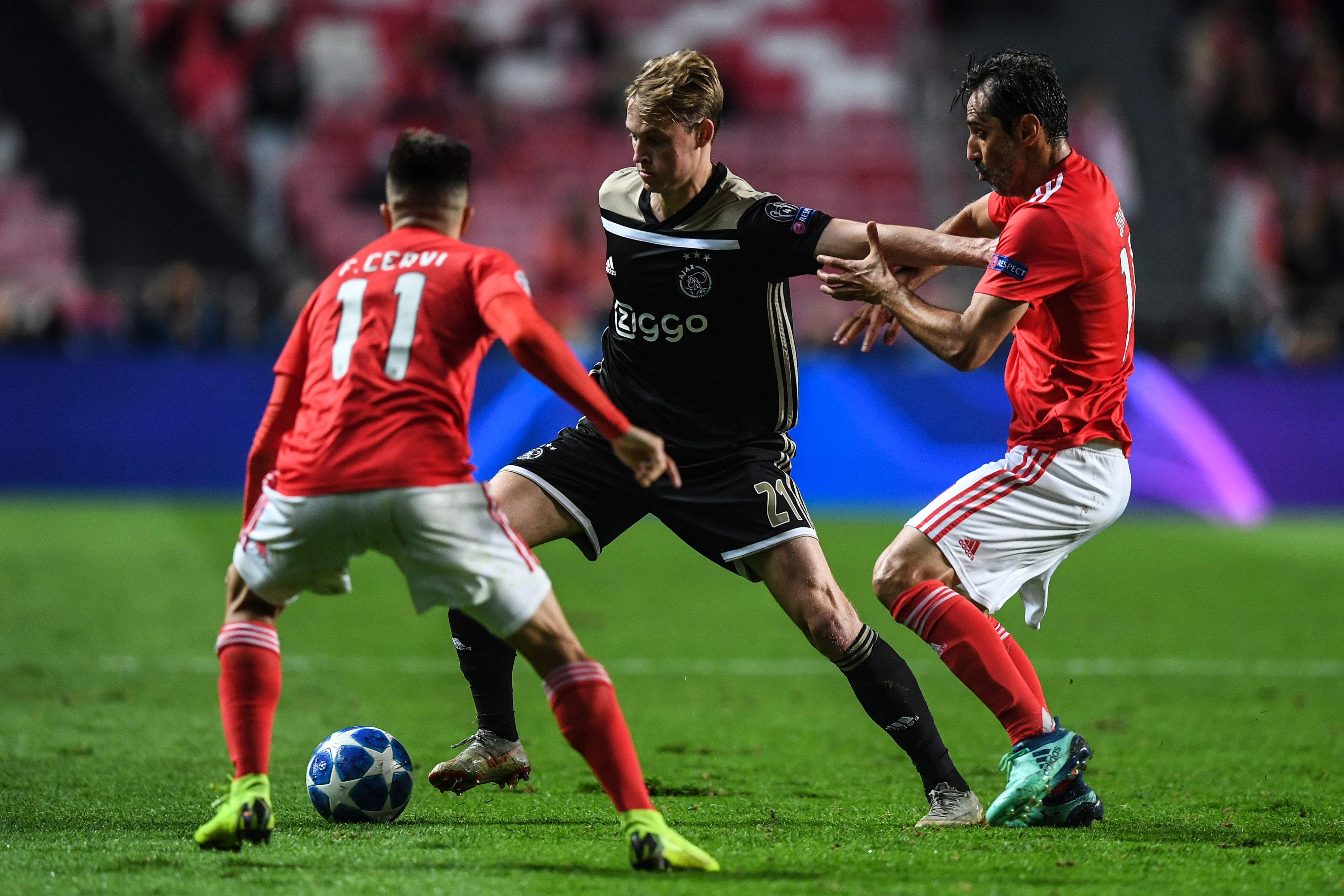 Ajax's Dutch midfielder Frenkie de Jong (C) challenges Benfica's Argentinian forward Franco Cervi (L) and Benfica's Brazilian forward Jonas during the UEFA Champions League group E football match between Benfica and Ajax at La Luz Stadium in Lisbon on November 7, 2018. (Photo by PATRICIA DE MELO MOREIRA / AFP)        (Photo credit should read PATRICIA DE MELO MOREIRA/AFP/Getty Images)
