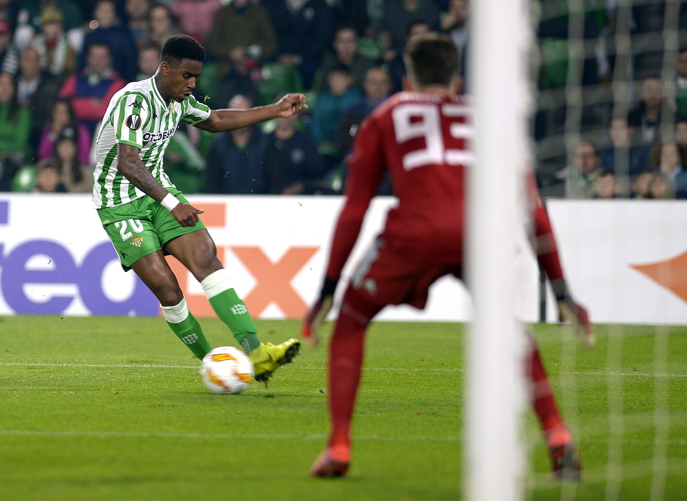 Real Betis' Dominican defender Junior Firpo (L) vies with Olympiakos' Portuguese goalkeeper Jose Sa (R) during the UEFA Europa League group F stage football match Real Betis vs Olympiakos at the Benito Villamarin stadium in Sevilla on November 29, 2018. (Photo by CRISTINA QUICLER / AFP)        (Photo credit should read CRISTINA QUICLER/AFP/Getty Images)