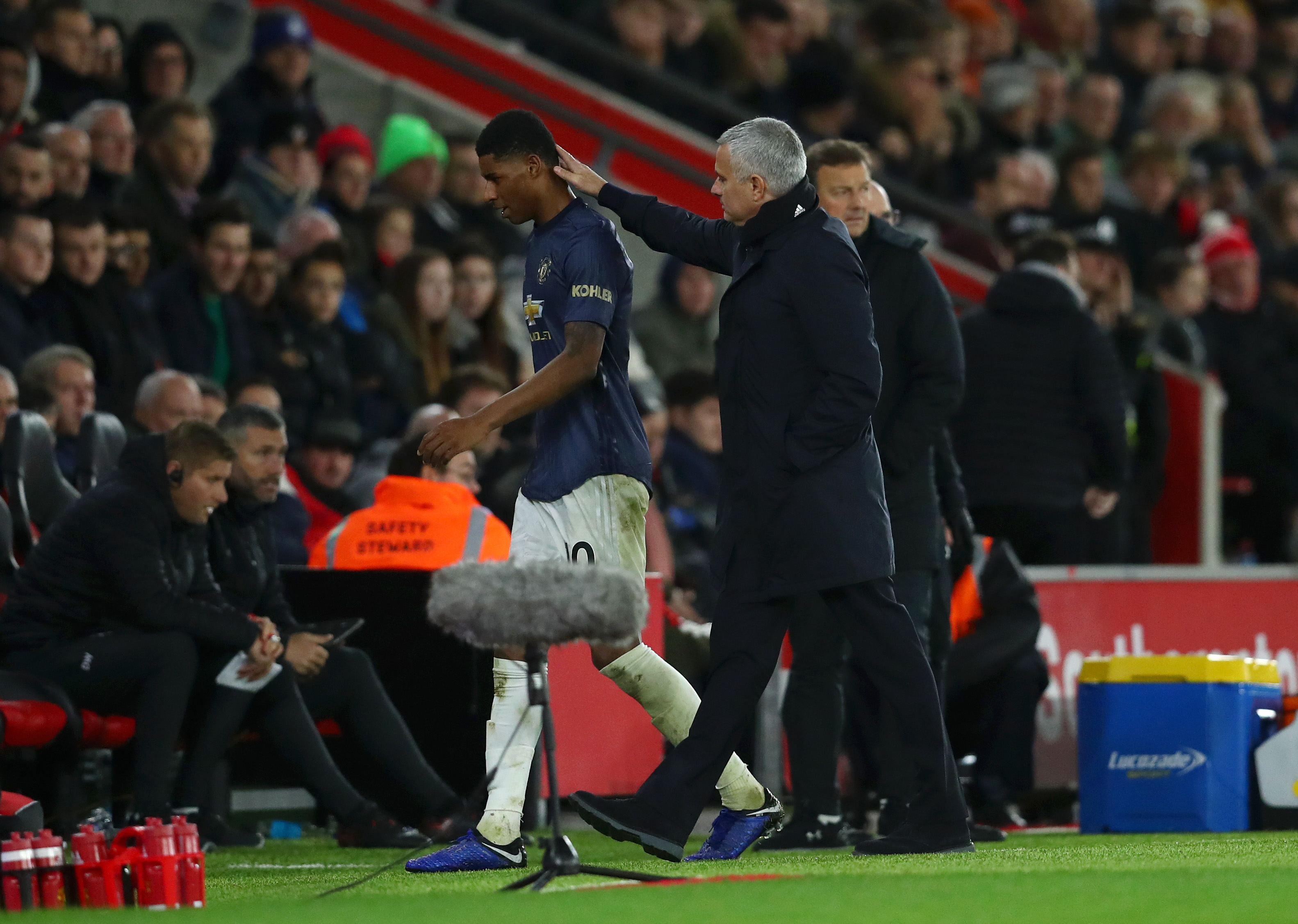 SOUTHAMPTON, ENGLAND - DECEMBER 01:  Jose Mourinho, Manager of Manchester United greets Marcus Rashford of Manchester United as he is substituted off during the Premier League match between Southampton FC and Manchester United at St Mary's Stadium on December 1, 2018 in Southampton, United Kingdom.  (Photo by Dan Istitene/Getty Images)