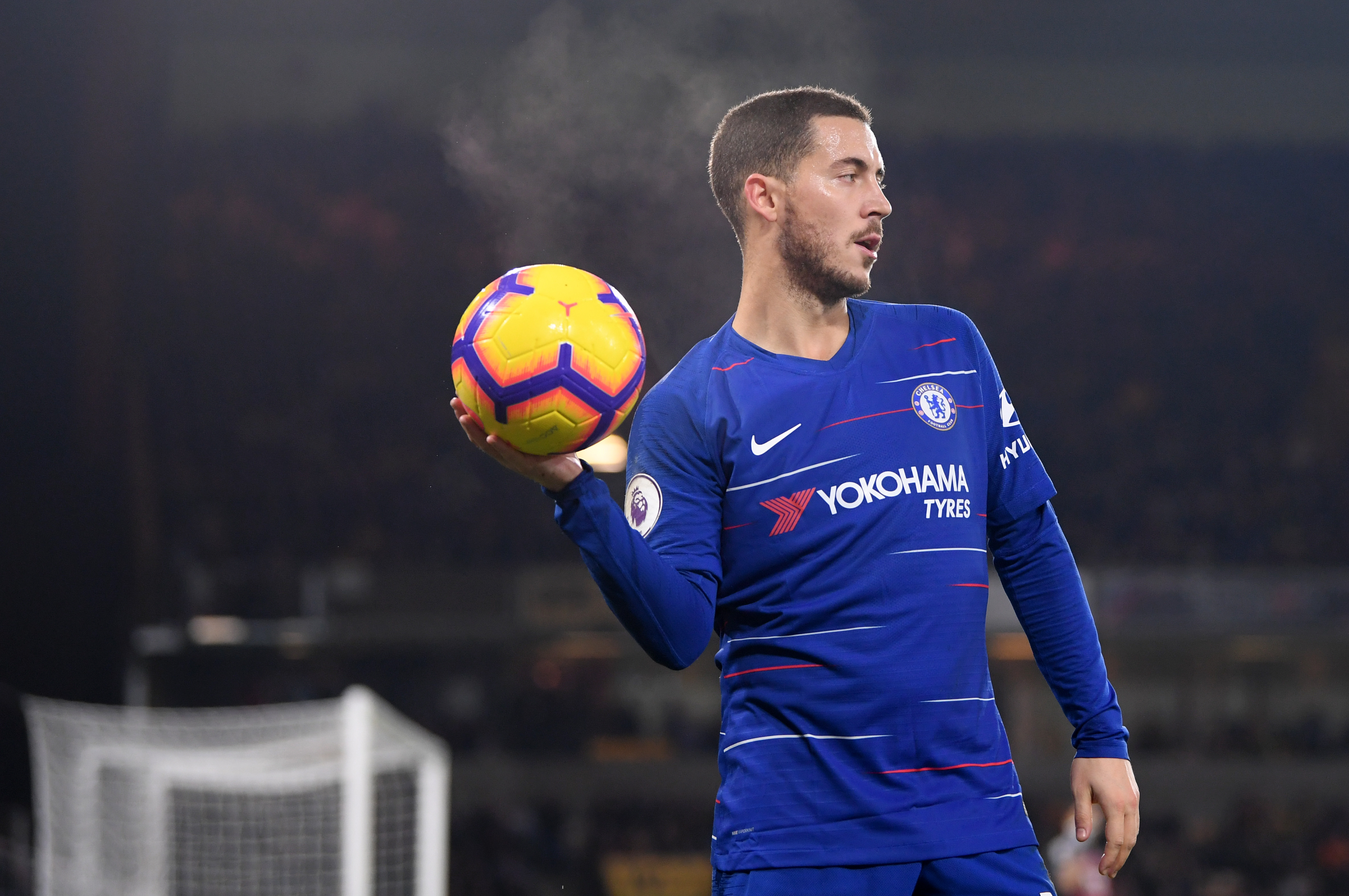 WOLVERHAMPTON, ENGLAND - DECEMBER 05:  Eden Hazard of Chelsea holds the ball during the Premier League match between Wolverhampton Wanderers and Chelsea FC at Molineux on December 5, 2018 in Wolverhampton, United Kingdom.  (Photo by Laurence Griffiths/Getty Images)