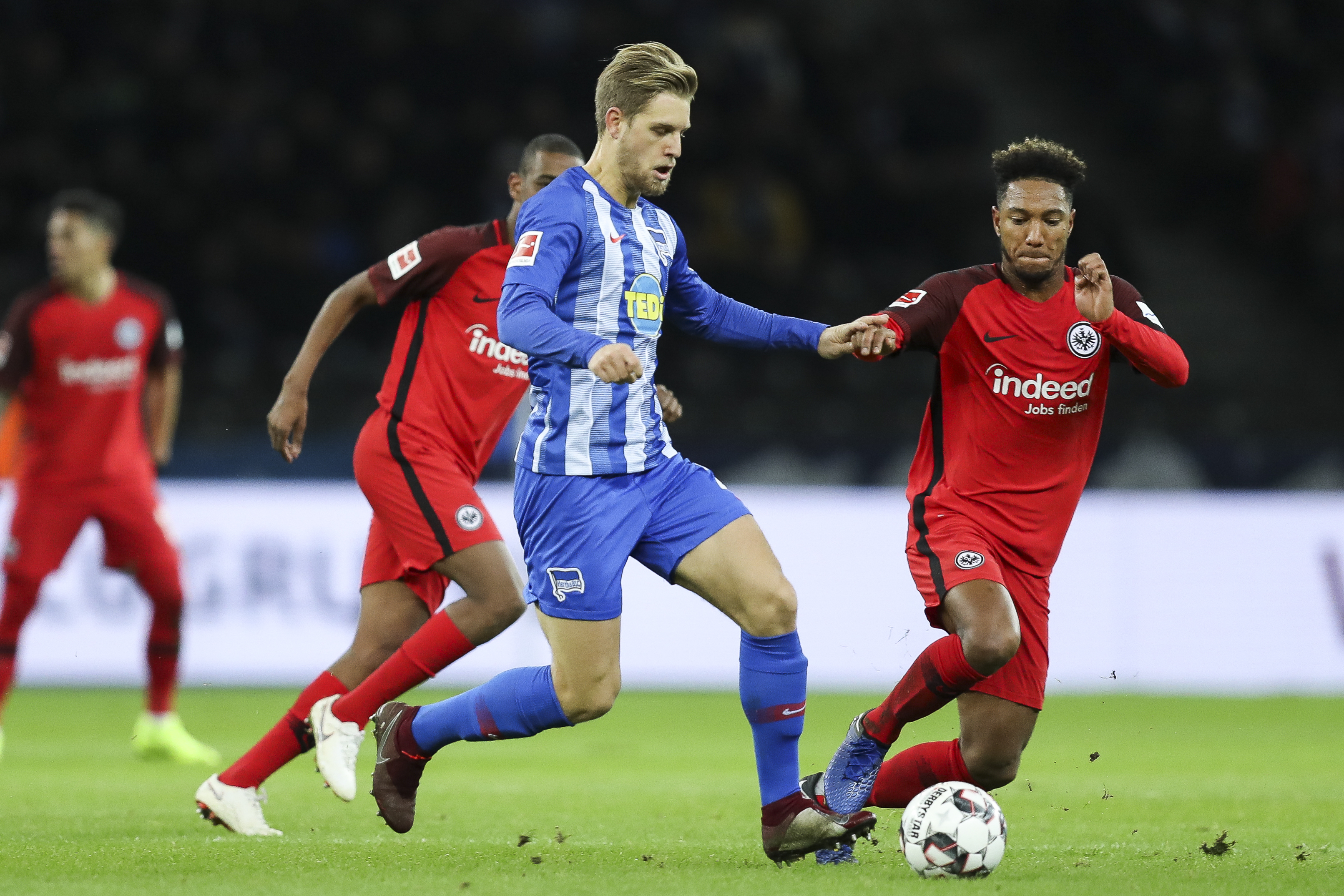 BERLIN, GERMANY - DECEMBER 08: Arne Maier #23 of Hertha Berlin battles for possession with Jonathan de Guzman #6 of Eintracht Frankfurt during the Bundesliga match between Hertha BSC and Eintracht Frankfurt at Olympiastadion on December 8, 2018 in Berlin, Germany. (Photo by Maja Hitij/Bongarts/Getty Images)