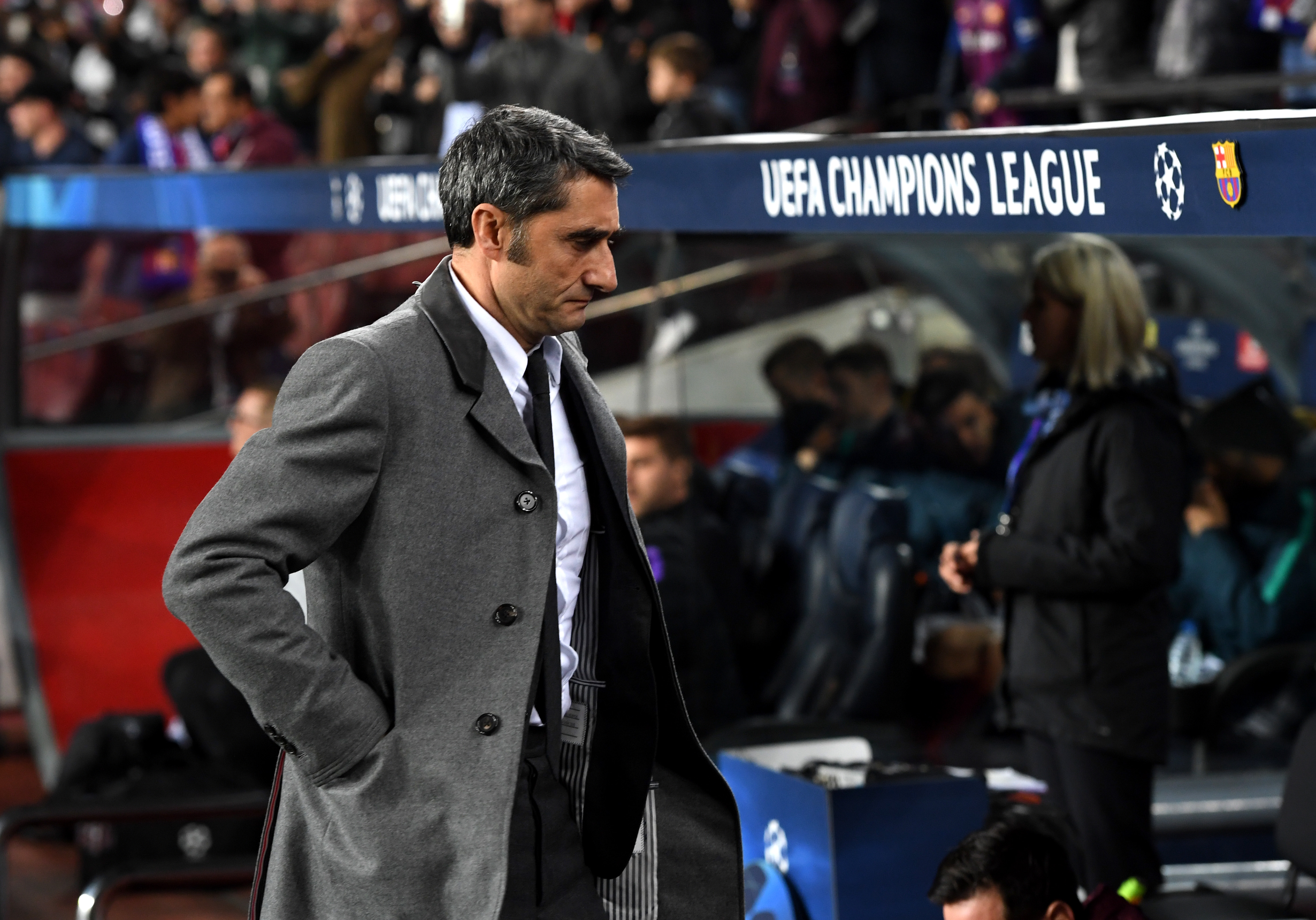 BARCELONA, SPAIN - DECEMBER 11:  Ernesto Valverde, Manager of Barcelona looks on prior to the UEFA Champions League Group B match between FC Barcelona and Tottenham Hotspur at Camp Nou on December 11, 2018 in Barcelona, Spain.  (Photo by Alex Caparros/Getty Images)