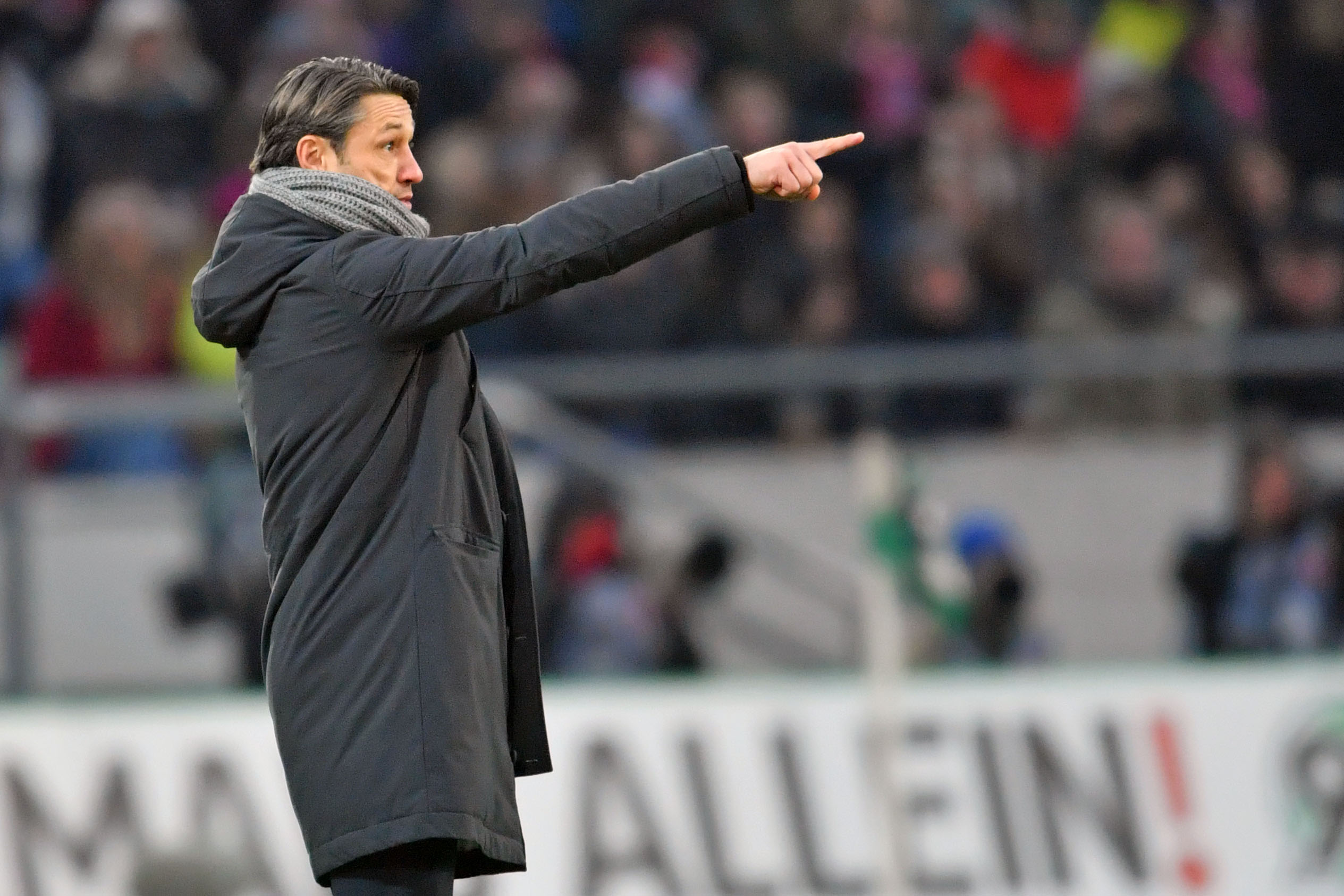 HANOVER, GERMANY - DECEMBER 15: Head coach Niko Kovac of Muenchen gives advice to his team during the Bundesliga match between Hannover 96 and FC Bayern Muenchen at HDI-Arena on December 15, 2018 in Hanover, Germany. (Photo by Thomas Starke/Bongarts/Getty Images)