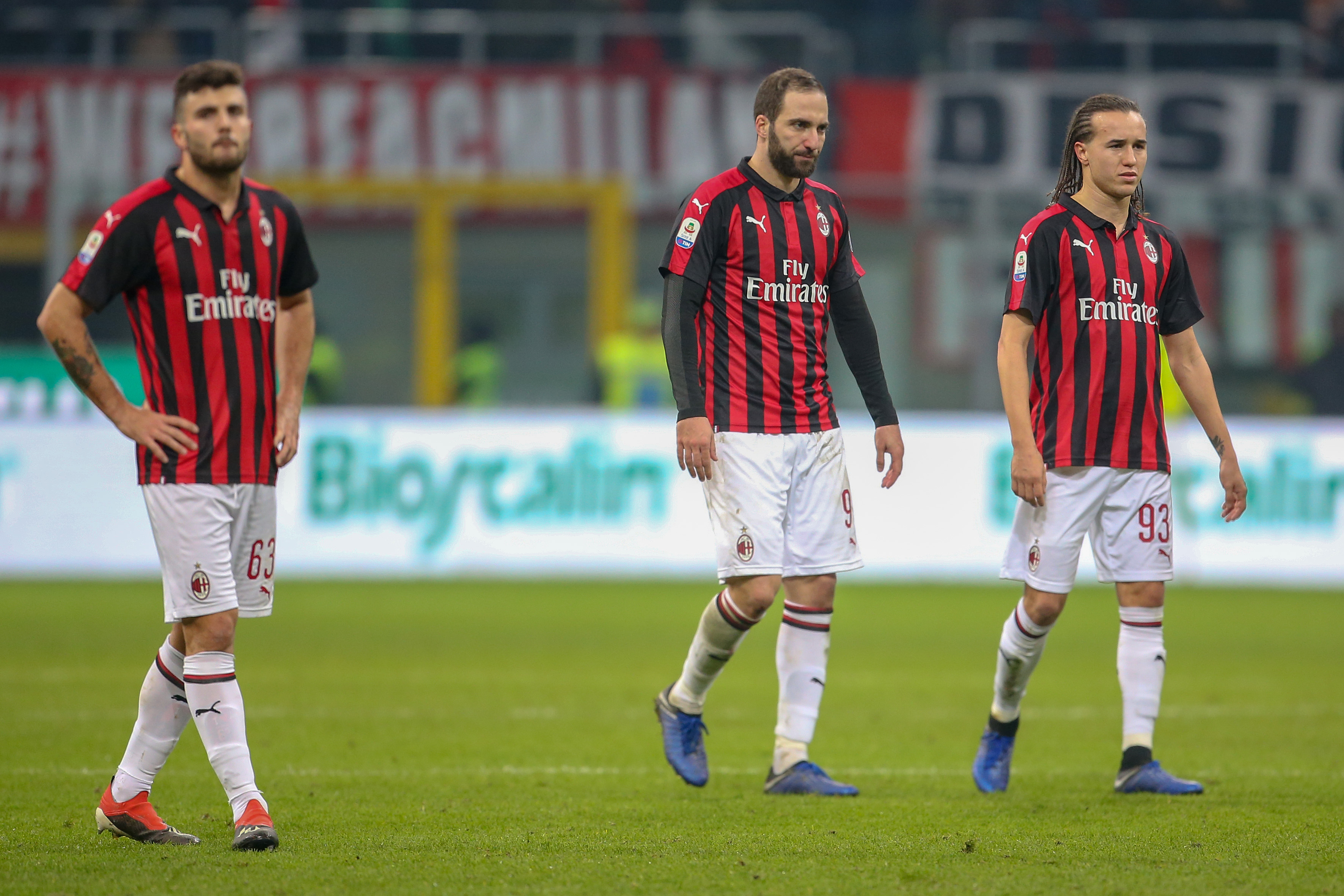 MILAN, ITALY - DECEMBER 22:  (L-R) Patrick Cutrone, Gonzalo Higuain and Diego Laxalt of AC Milan show their dejection during the Serie A match between AC Milan and ACF Fiorentina at Stadio Giuseppe Meazza on December 22, 2018 in Milan, Italy.  (Photo by Getty Images/Getty Images)