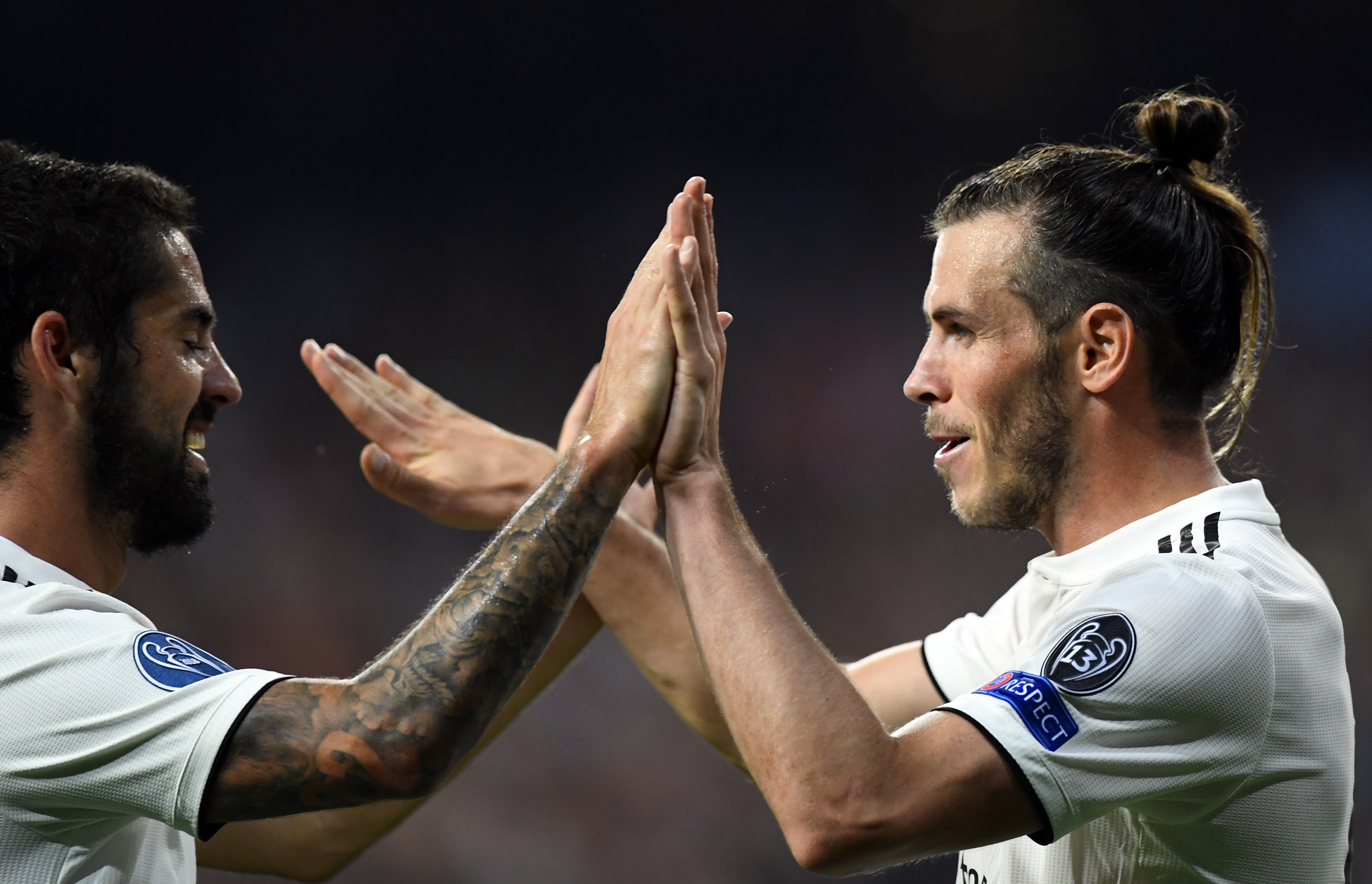 Real Madrid's Welsh forward Gareth Bale (R) celebrates scoring his team's second goal with Real Madrid's Spanish midfielder Isco during the UEFA Champions League group G football match between Real Madrid CF and AS Roma at the Santiago Bernabeu stadium in Madrid on September 19, 2018. (Photo by GABRIEL BOUYS / AFP)        (Photo credit should read GABRIEL BOUYS/AFP/Getty Images)
