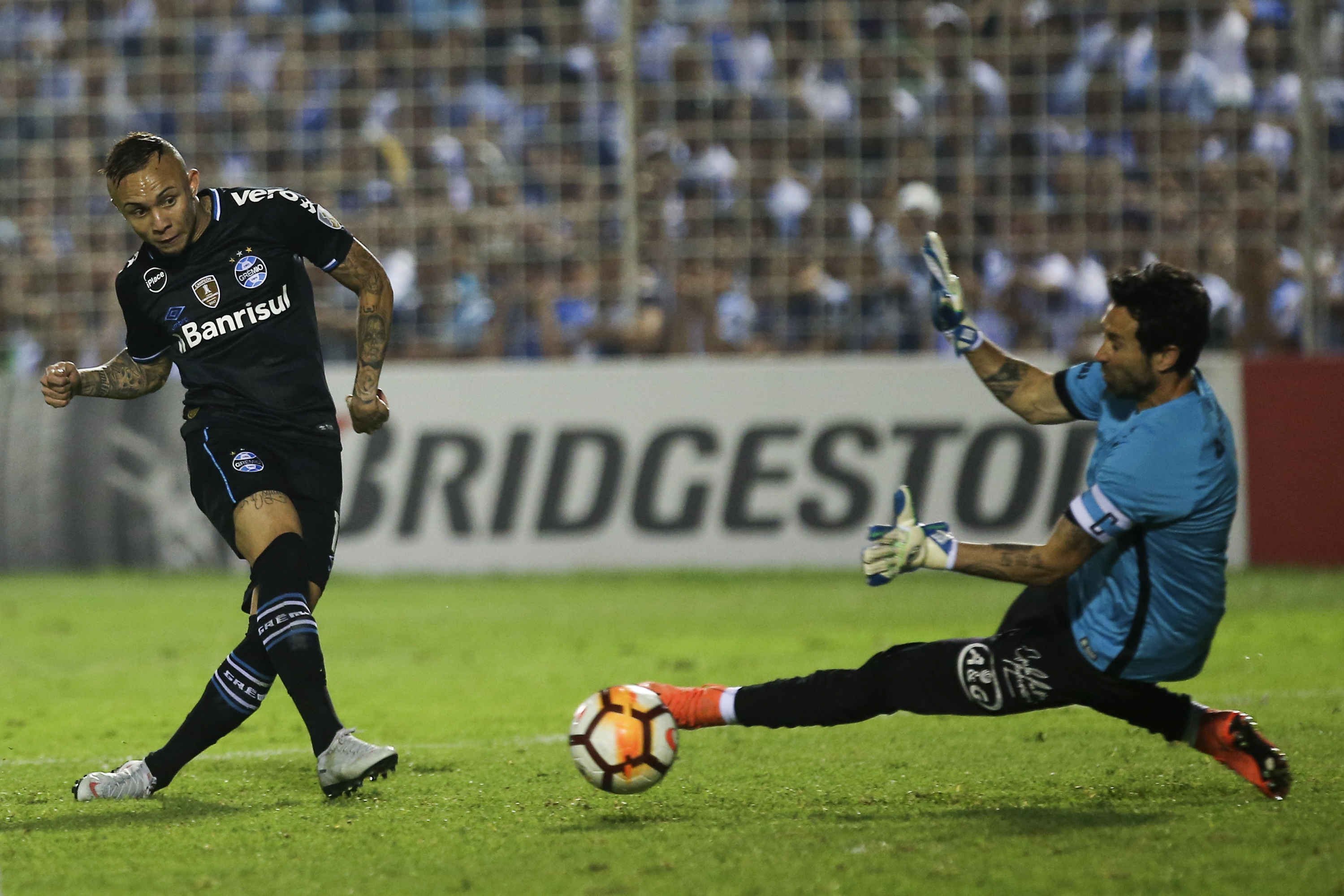 TUCUMAN, ARGENTINA - SEPTEMBER 18:  Everton of Gremio misses a chance to score as Cristian Lucchetti of Atletico Tucuman tries to stop the ball during a quarter final first leg match between Atletico Tucuman and Gremio as part of Copa CONMEBOL Libertadores 2018 at Estadio Monumental Jose Fierro on September 18, 2018 in Tucuman, Argentina.   (Photo by Agustin Marcarian/Getty Images)