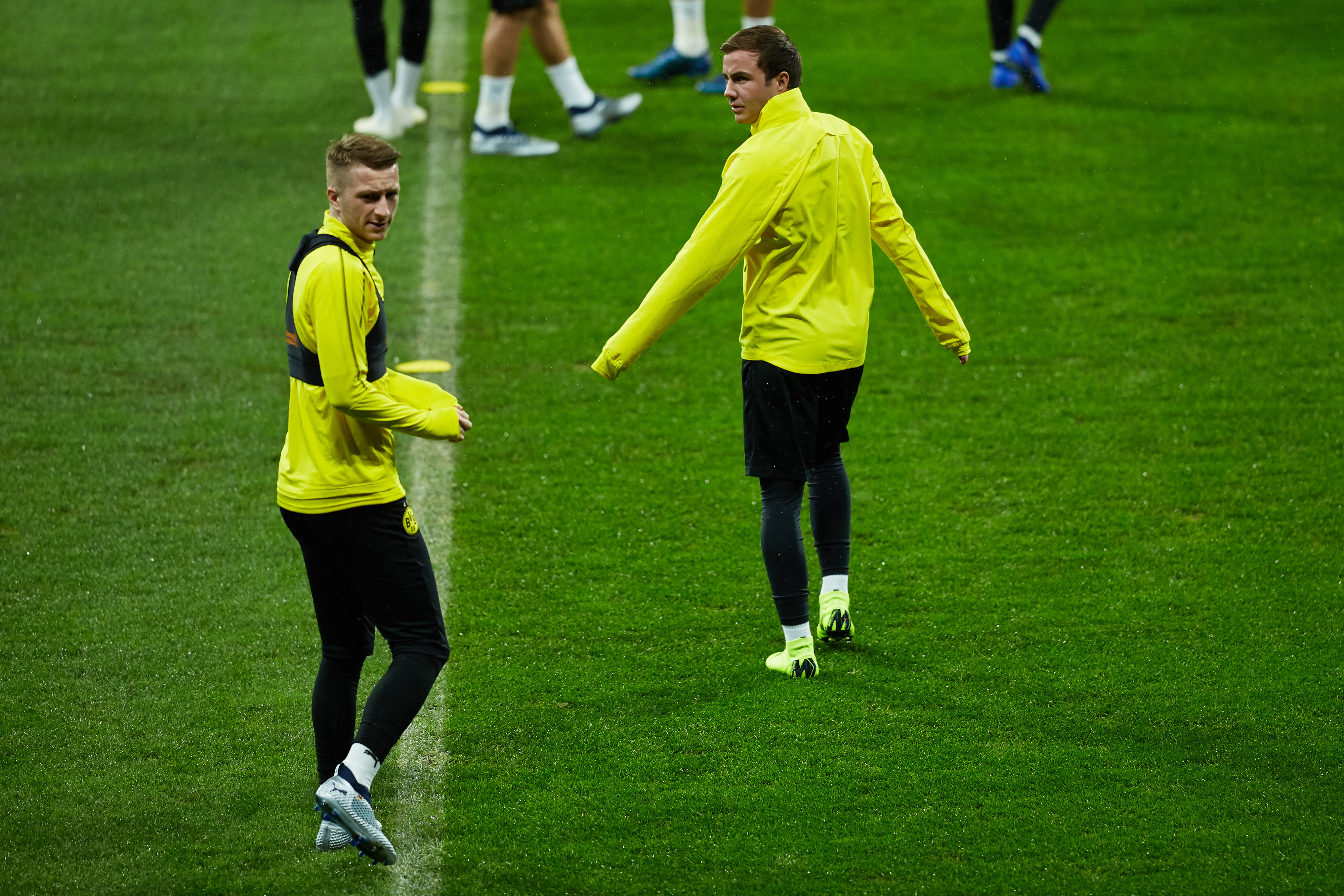 MADRID, SPAIN - NOVEMBER 05: Marco Reus (L) of Borussia Dortmund and his teammate Mario Gotze (R) access to the pitch during a training session ahead of their UEFA Champions League match against€© Atletico de Madrid at Estadio Wanda Metropolitano on November 05, 2018 in Madrid, Spain. (Photo by Gonzalo Arroyo Moreno/Getty Images)