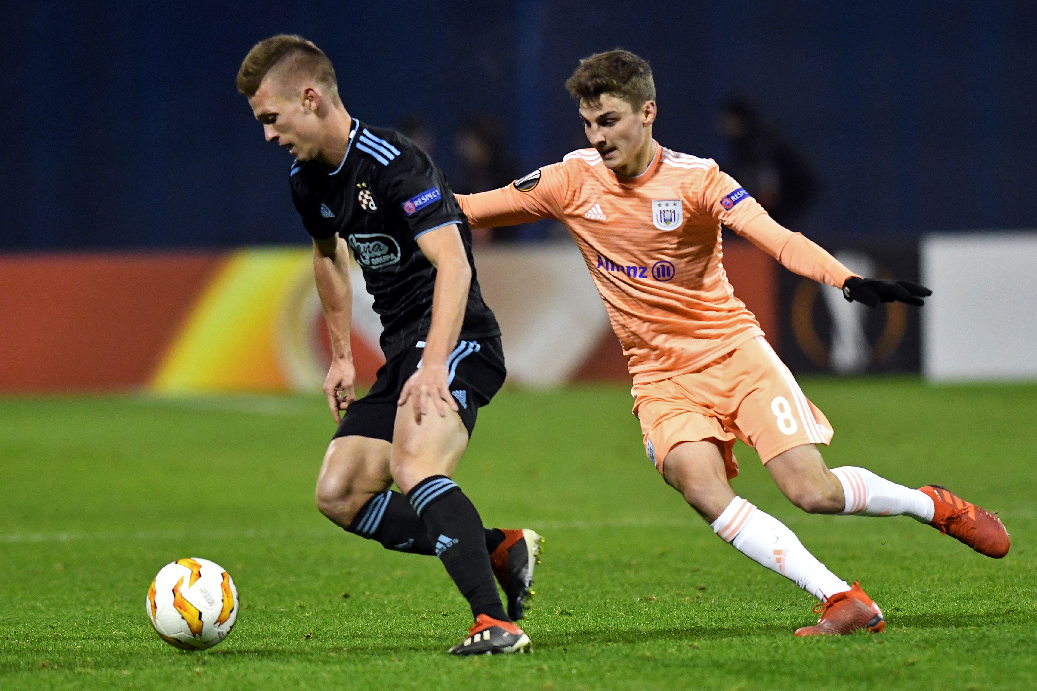 Dinamo Zagreb's Spanish midfielder Dani Olmo (L) vies with Anderlecht's Belgian midfielder Pieter Gerkens during the UEFA Europa League Group D football match between GNK Dinamo Zagreb and RSC Anderlecht at the Maksimir stadium in Zagreb on December 13, 2018. (Photo by Denis LOVROVIC / AFP)        (Photo credit should read DENIS LOVROVIC/AFP/Getty Images)