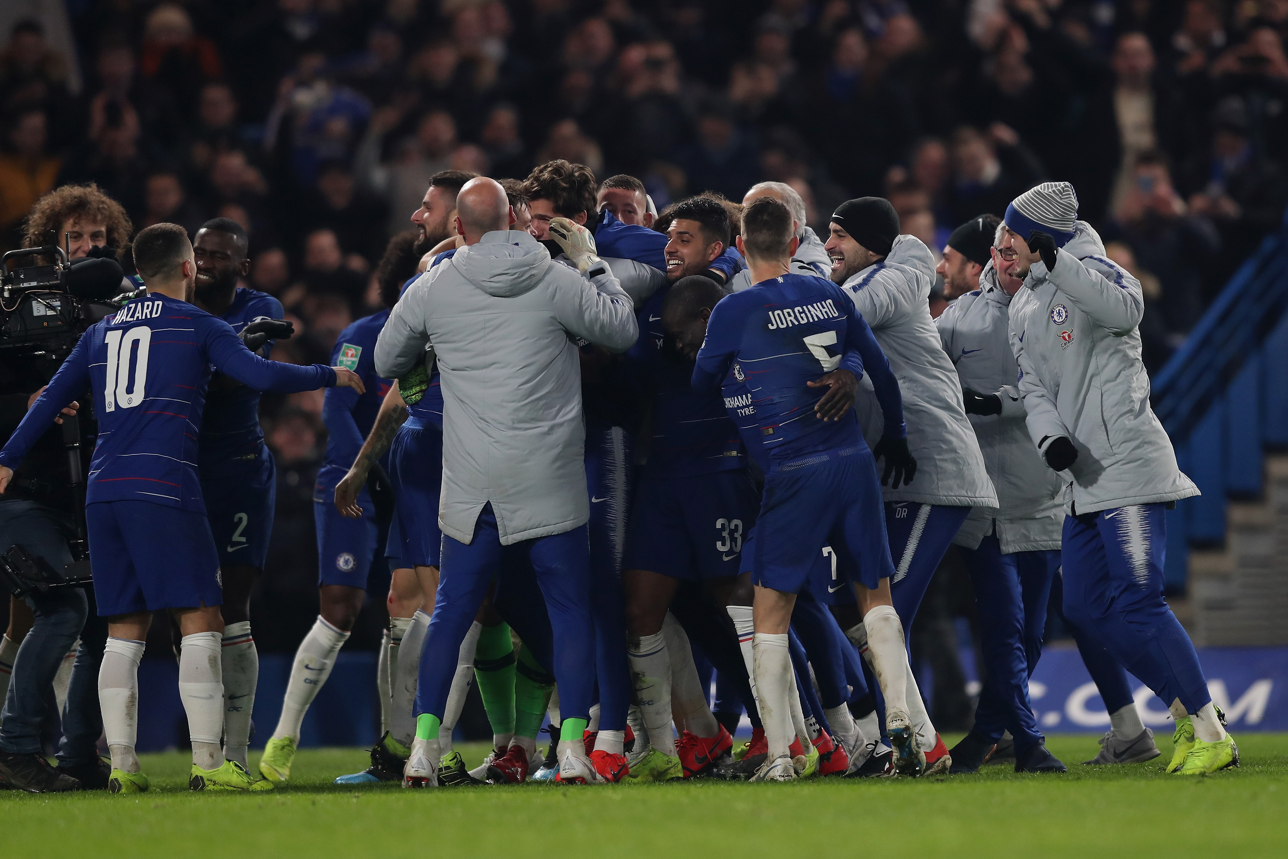 LONDON, ENGLAND - JANUARY 24:  The Chelsea side celebrate after winning on penalties during the Carabao Cup Semi-Final Second Leg match between Chelsea and Tottenham Hotspur at Stamford Bridge on January 24, 2019 in London, England.  (Photo by Christopher Lee/Getty Images)