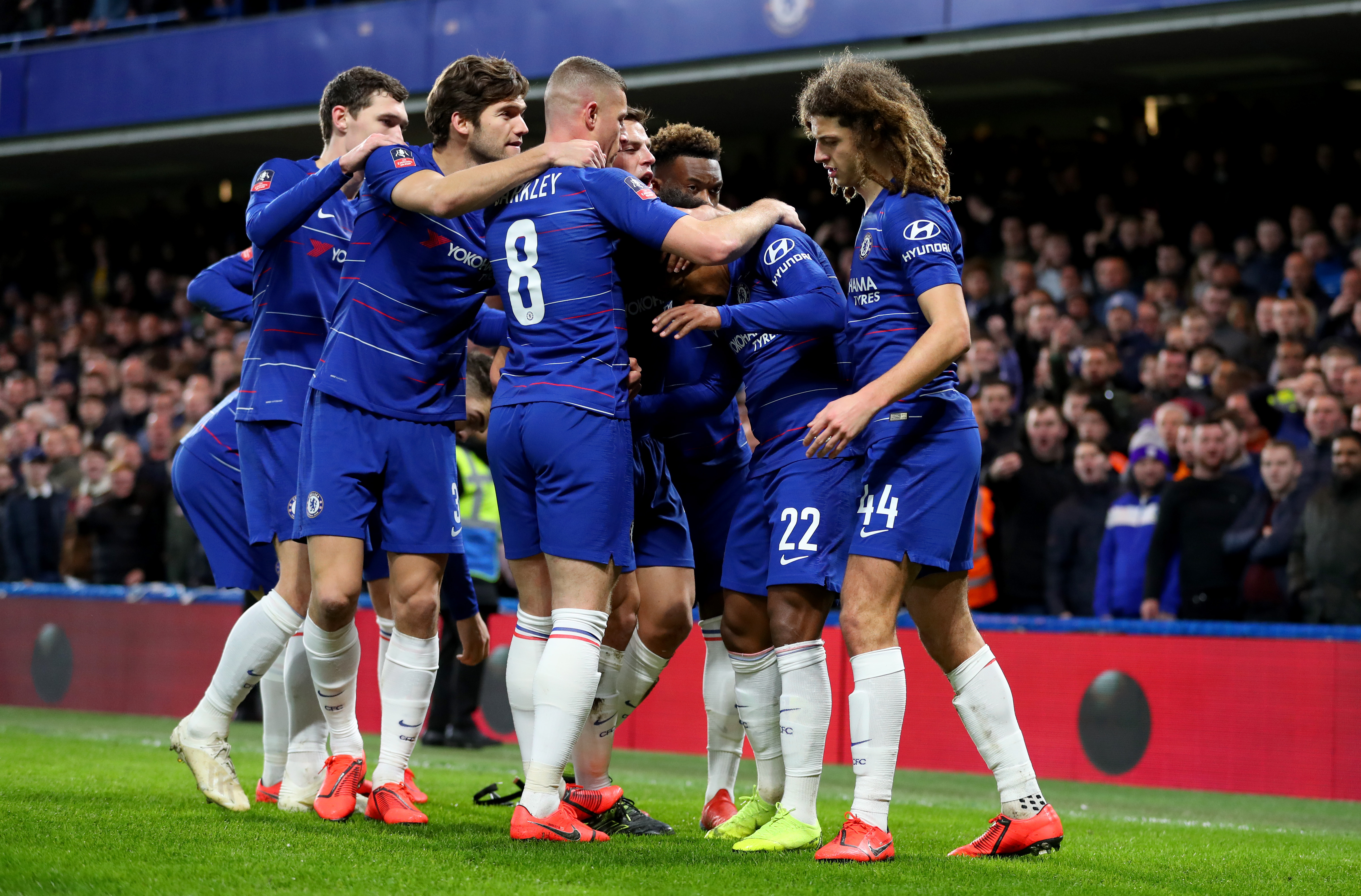 LONDON, ENGLAND - JANUARY 27: Willian of Chelsea celebrates after scoring his team's first goal with his team mates during the FA Cup Fourth Round match between Chelsea and Sheffield Wednesday at Stamford Bridge on January 27, 2019 in London, United Kingdom.  (Photo by Catherine Ivill/Getty Images)