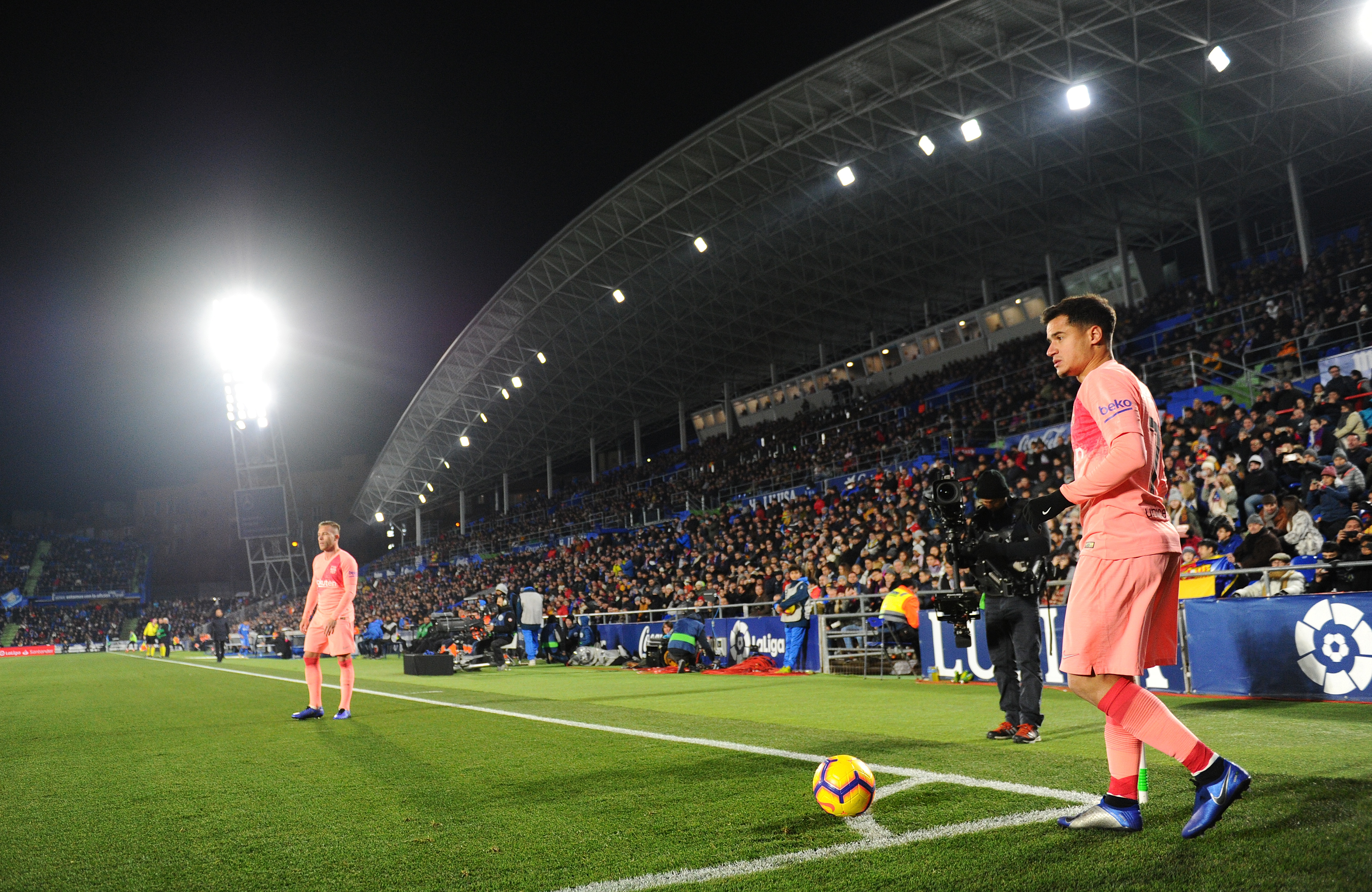 GETAFE, SPAIN - JANUARY 06: Philippe Coutinho of FC Barcelona gets ready to take a corner kick during the La Liga match between Getafe CF and FC Barcelona at Coliseum Alfonso Perez on January 06, 2019 in Getafe, Spain. (Photo by Denis Doyle/Getty Images)