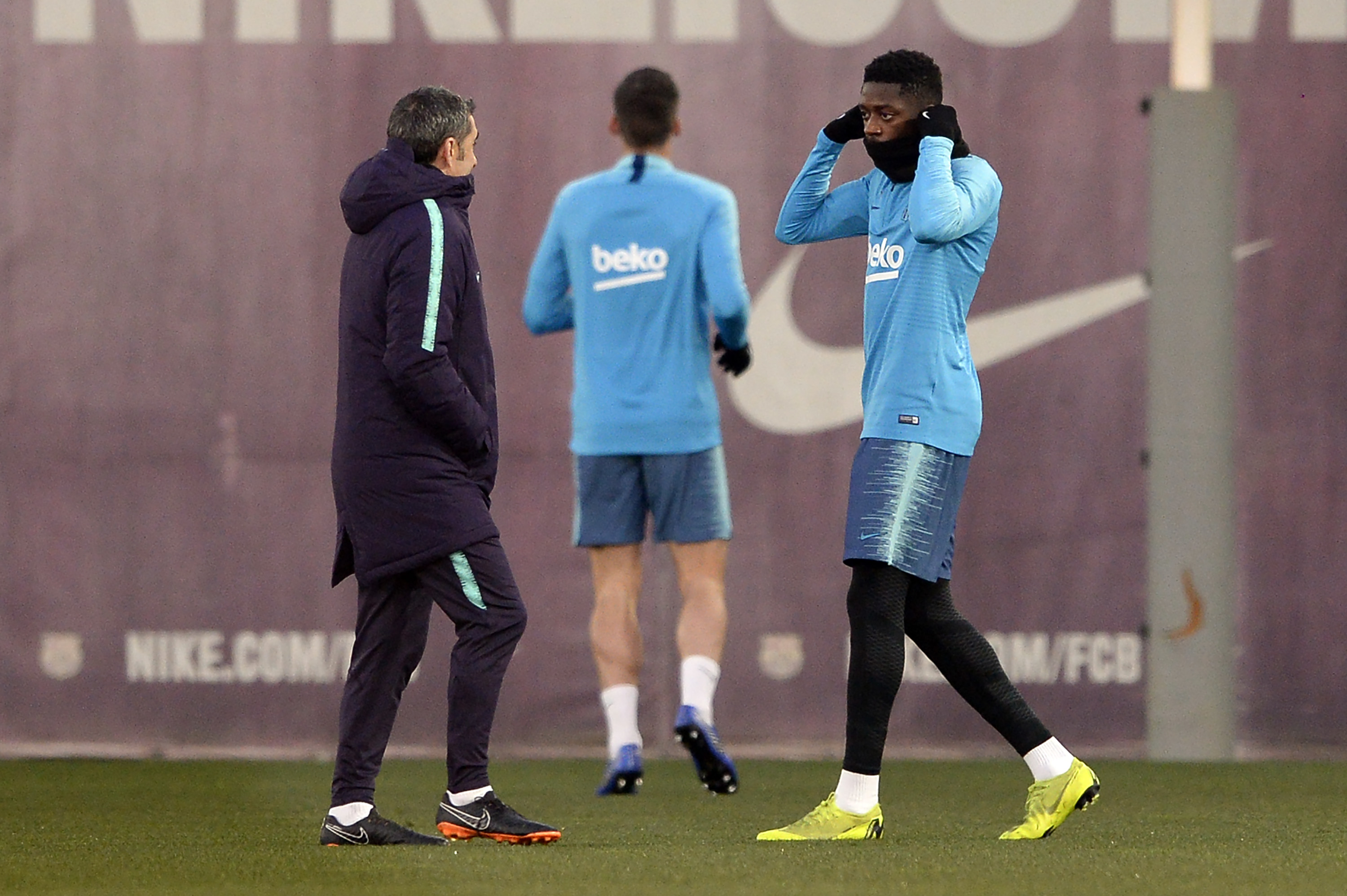 Barcelona's Spanish coach Ernesto Valverde (L) talks with Barcelona's French forward Ousmane Dembele during a training session at the Joan Gamper Sports Center in Sant Joan Despi on February 5, 2019. (Photo by Josep LAGO / AFP)        (Photo credit should read JOSEP LAGO/AFP/Getty Images)