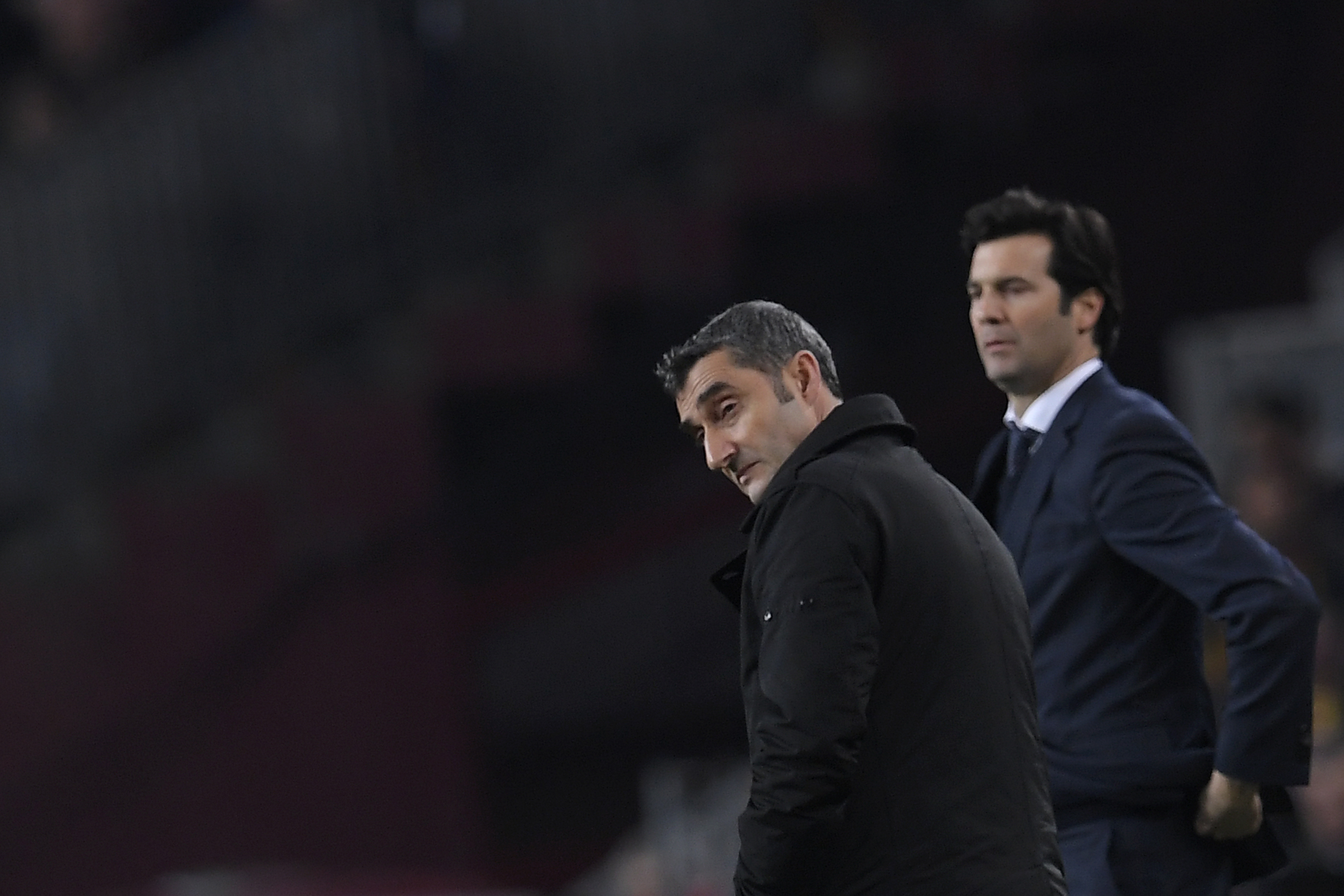 Barcelona's Spanish coach Ernesto Valverde (L) and Real Madrid's Argentinian coach Santiago Solari look on during the Spanish Copa del Rey (King's Cup) semi-final first leg football match between FC Barcelona and Real Madrid CF at the Camp Nou stadium in Barcelona on February 6, 2019. (Photo by LLUIS GENE / AFP)        (Photo credit should read LLUIS GENE/AFP/Getty Images)