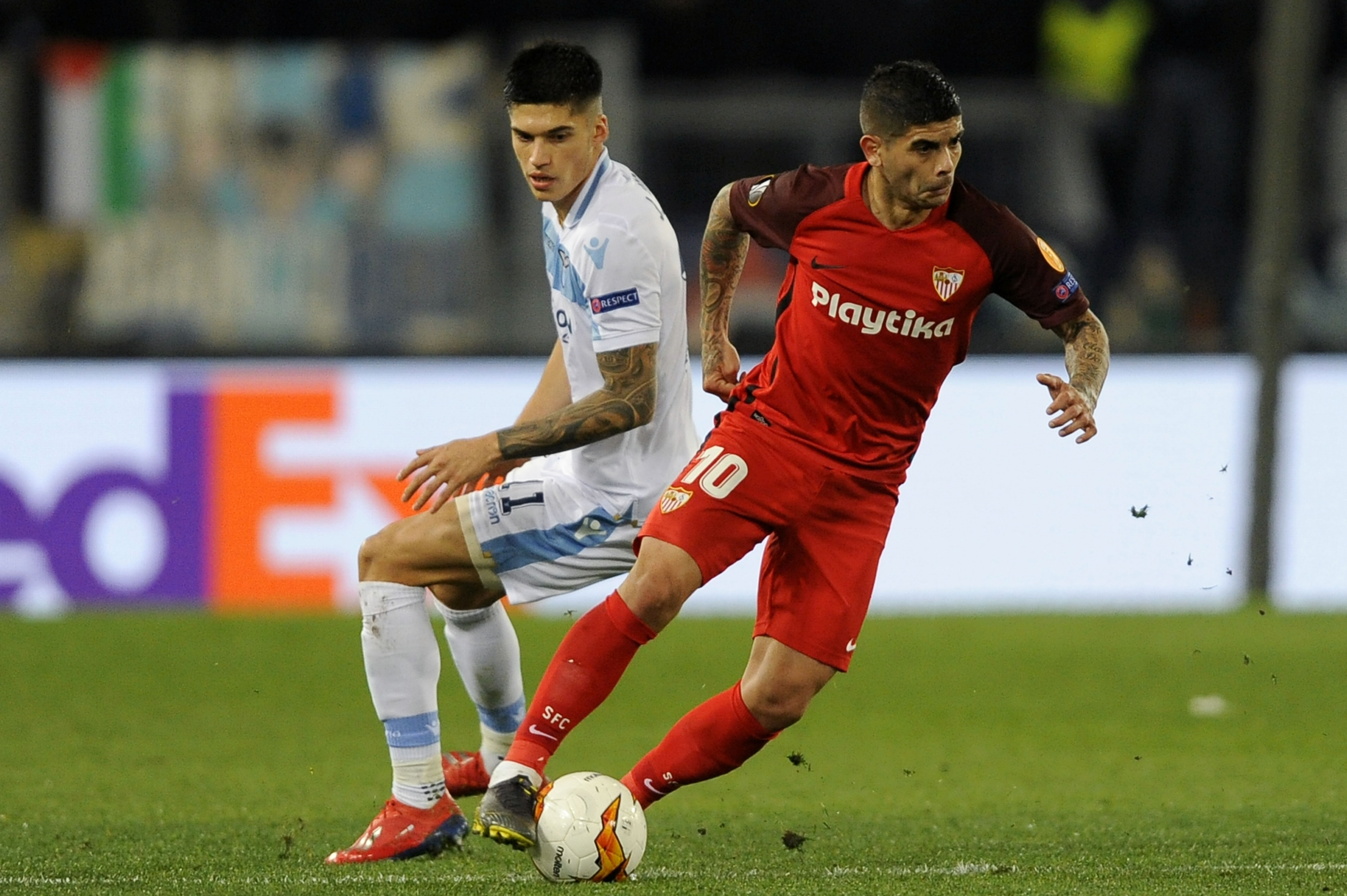 ROME, ITALY - FEBRUARY 14:  Joaquin Correa of SS Lazio competes for the ball with Ever Banega of Sevilla during the UEFA Europa League Round of 32 First Leg match between SS Lazio and Sevilla at Stadio Olimpico on February 14, 2019 in Rome, Italy.  (Photo by Marco Rosi/Getty Images)