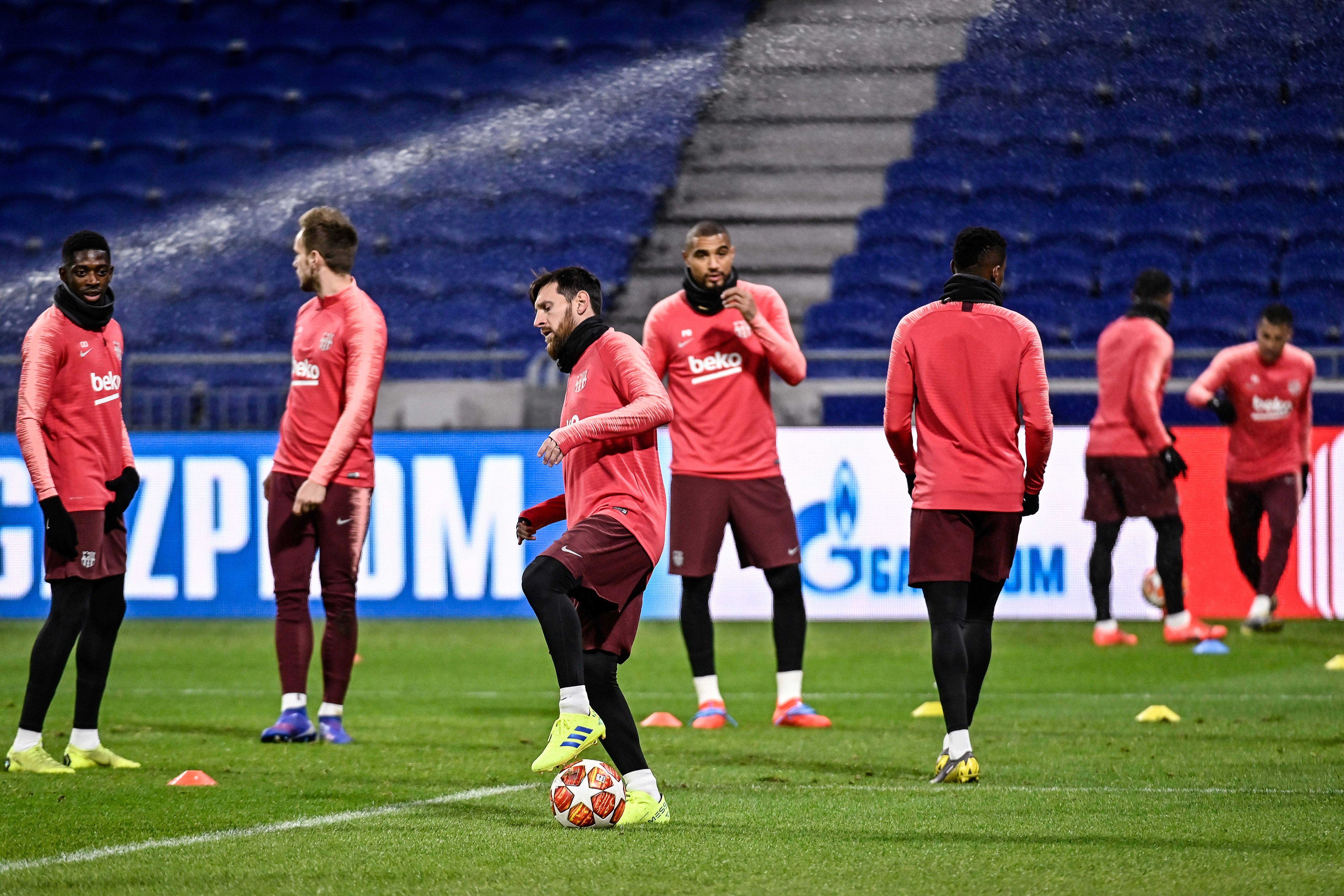 Barcelona's Argentinian forward Lionel Messi (C) and other Barcelona's players take part in a training session at the Parc Olympique Lyonnais stadium in Decines-Charpieu, on February 18, 2019, on the eve of the European Champions League football match between Lyon (OL) and FC Barcelona. (Photo by JEFF PACHOUD / AFP)        (Photo credit should read JEFF PACHOUD/AFP/Getty Images)